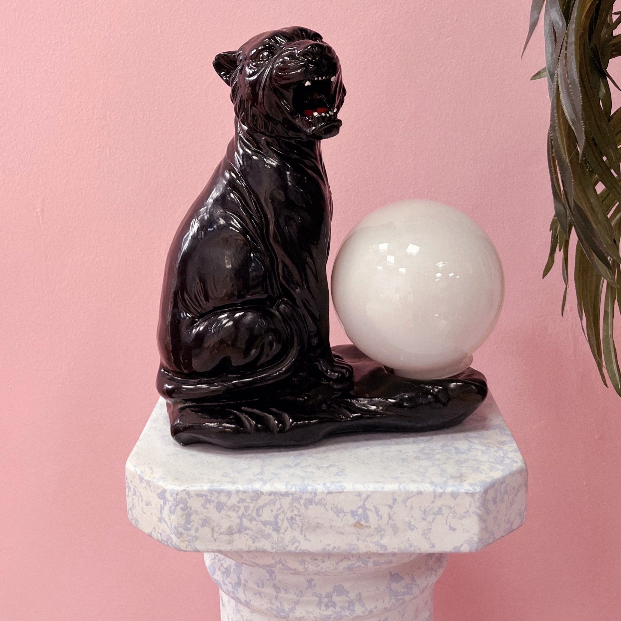 Lampe Panthère noire et globe opalin, années 80