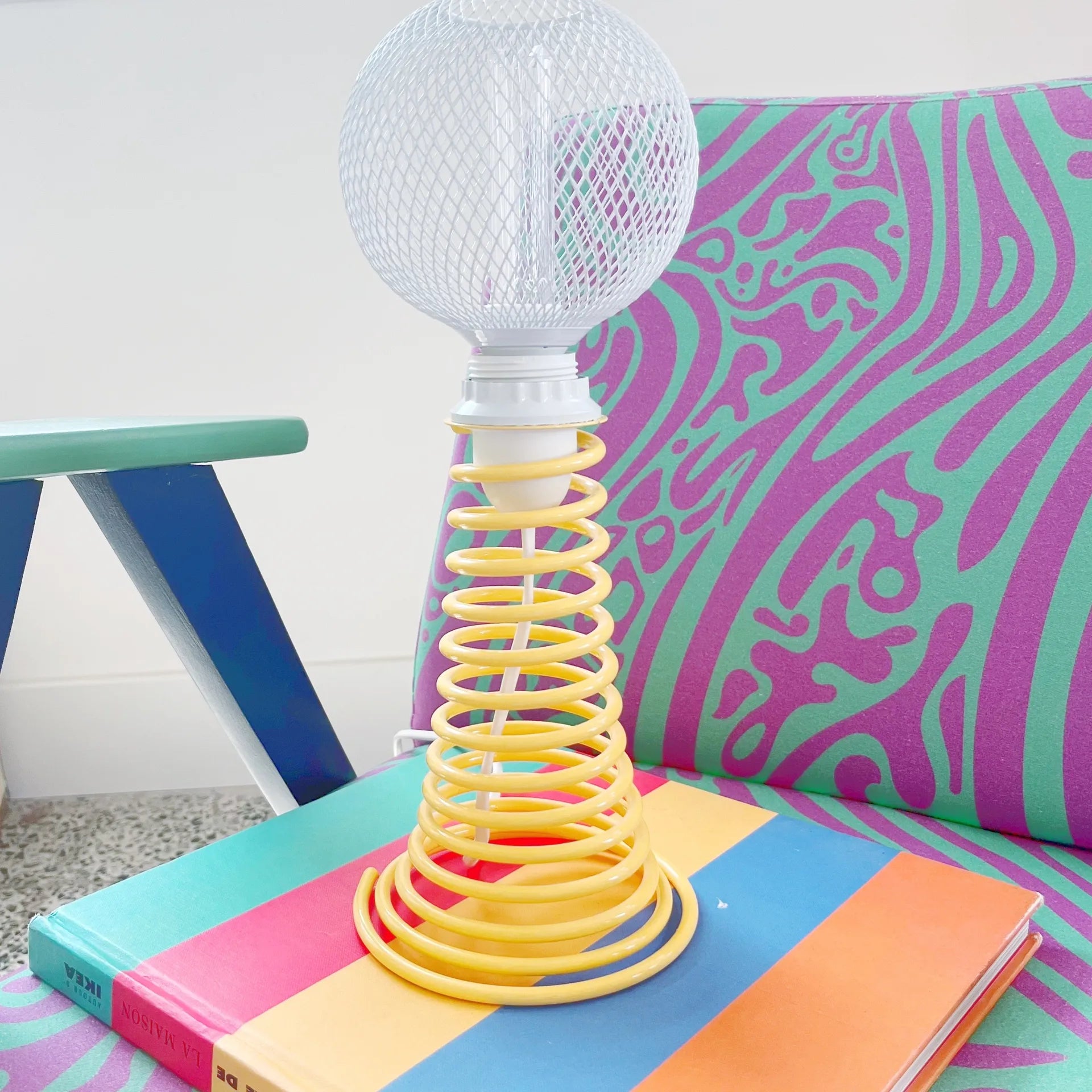 Lampe ressort jaune - Club Barbara