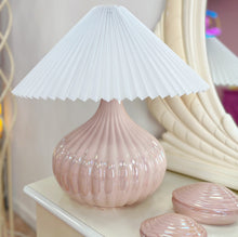 Load image into Gallery viewer, Lampe rose iridescente vintage Italy 80s
