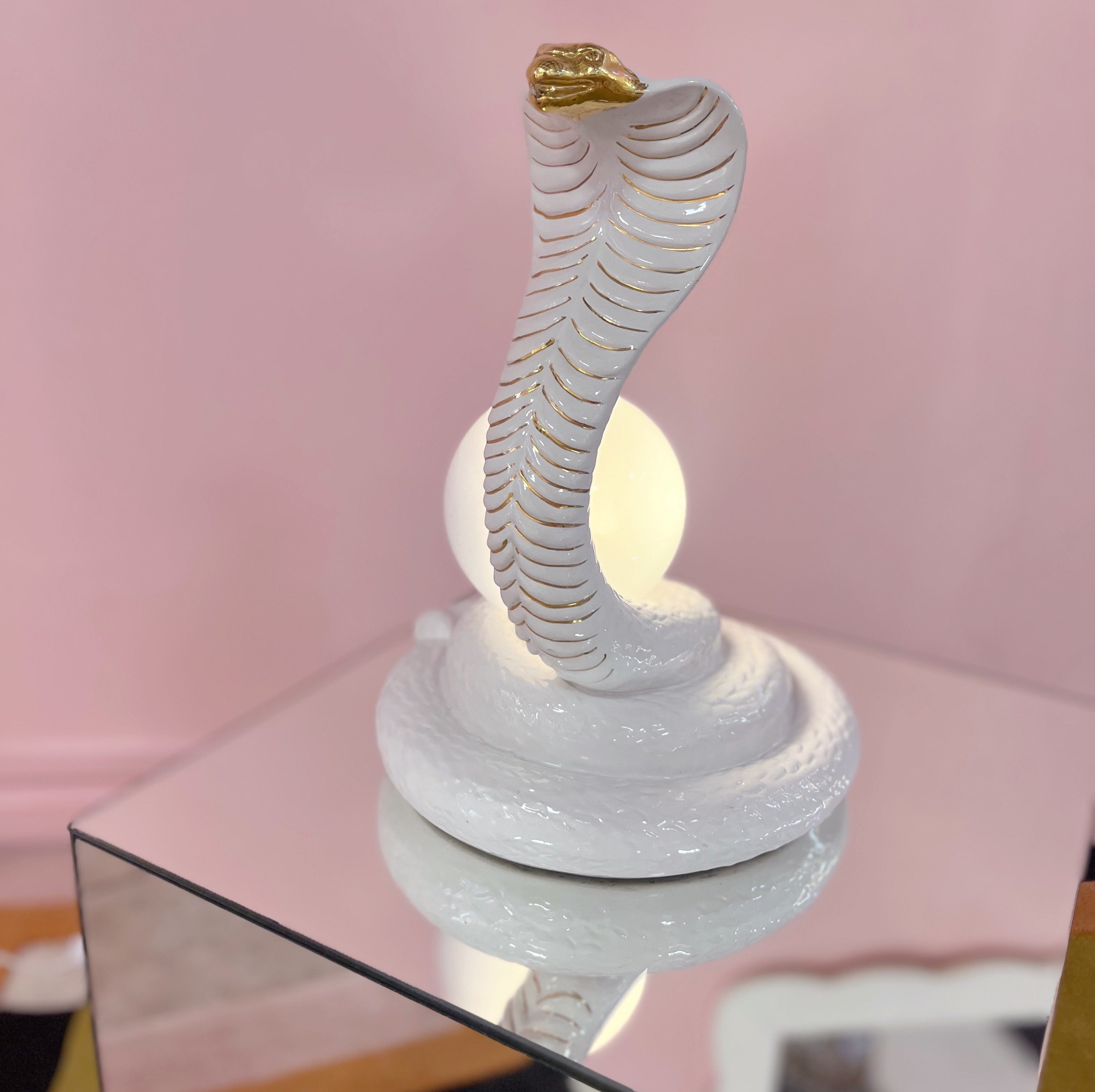 Lampe cobra en céramique et dorures, Italie, années 70