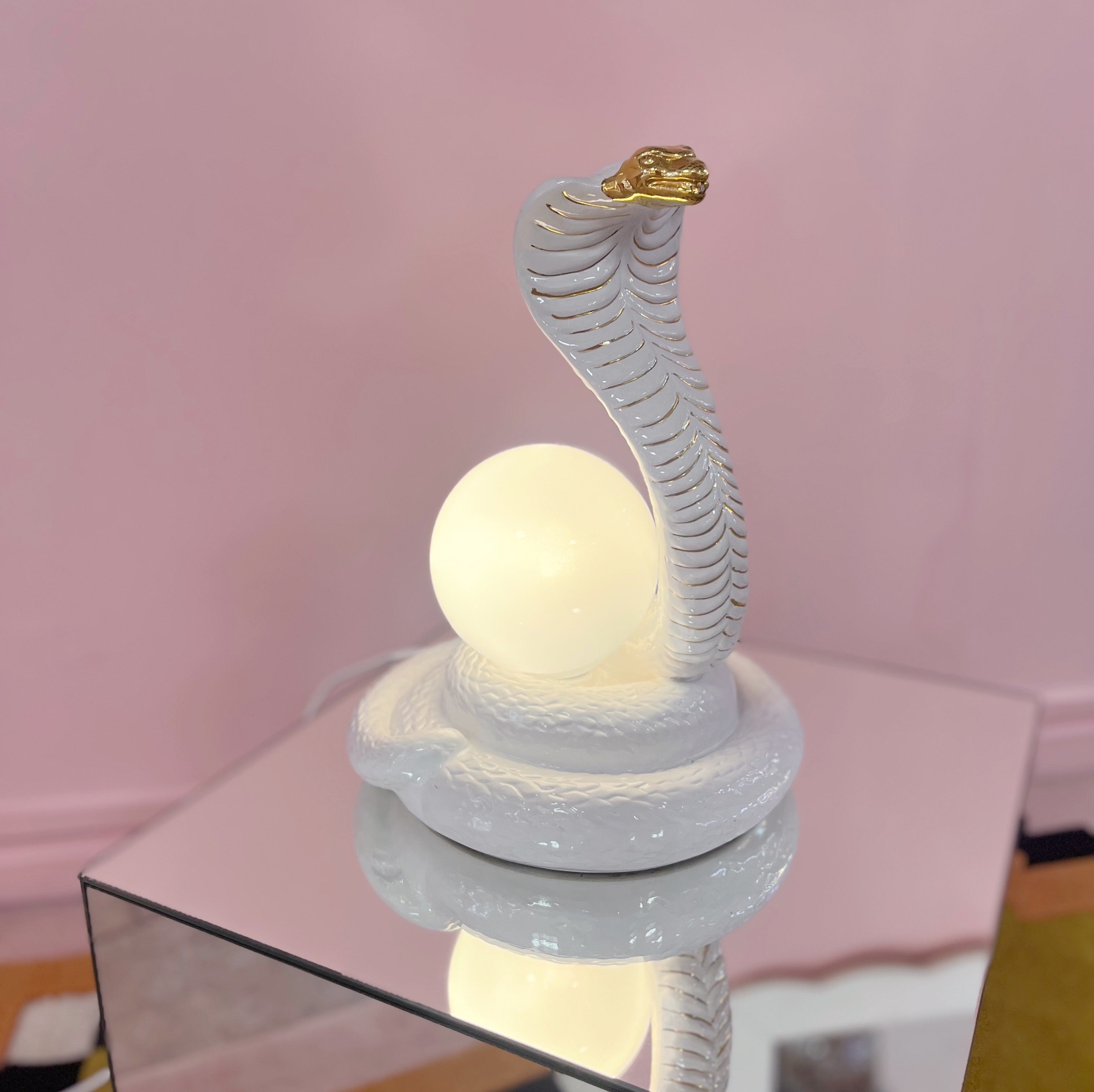 Lampe cobra en céramique et dorures, Italie, années 70