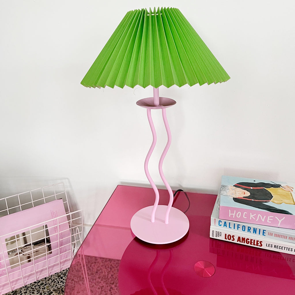 Lampe Habitat vintage abat-jour plissé vert vif et pied rose laqué
