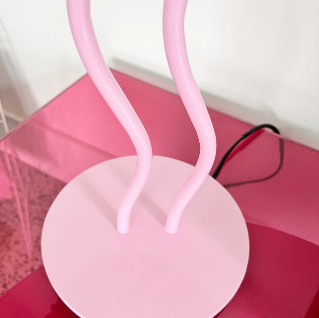 Détail douille et pied ondulé rose, lampe squiggle Habitat vintage
