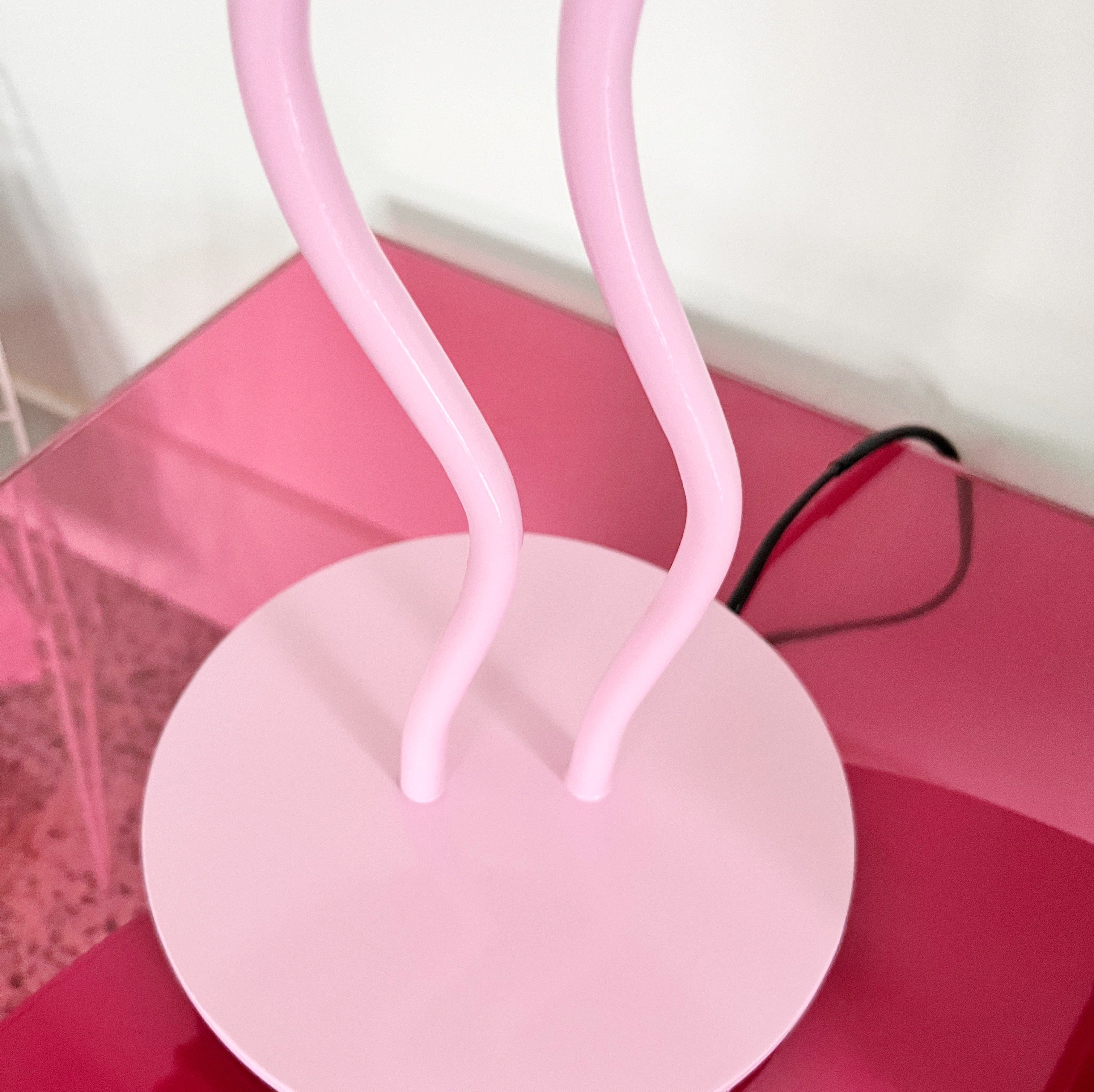 Détail douille et pied ondulé rose, lampe squiggle Habitat vintage
