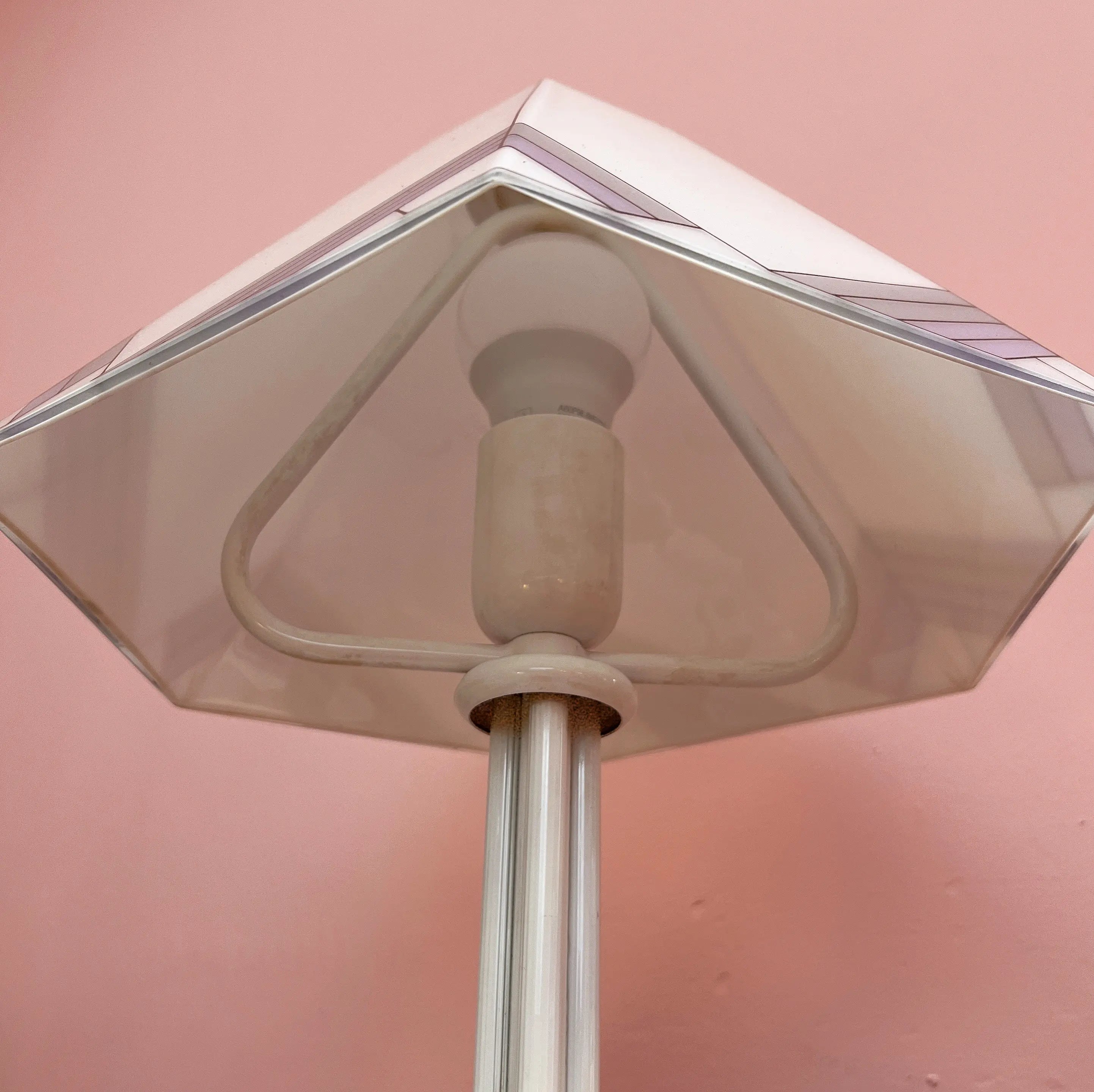 Détail intérieur abat-jour facetté en verre opalin motif violet gris noir, Club Barbara
