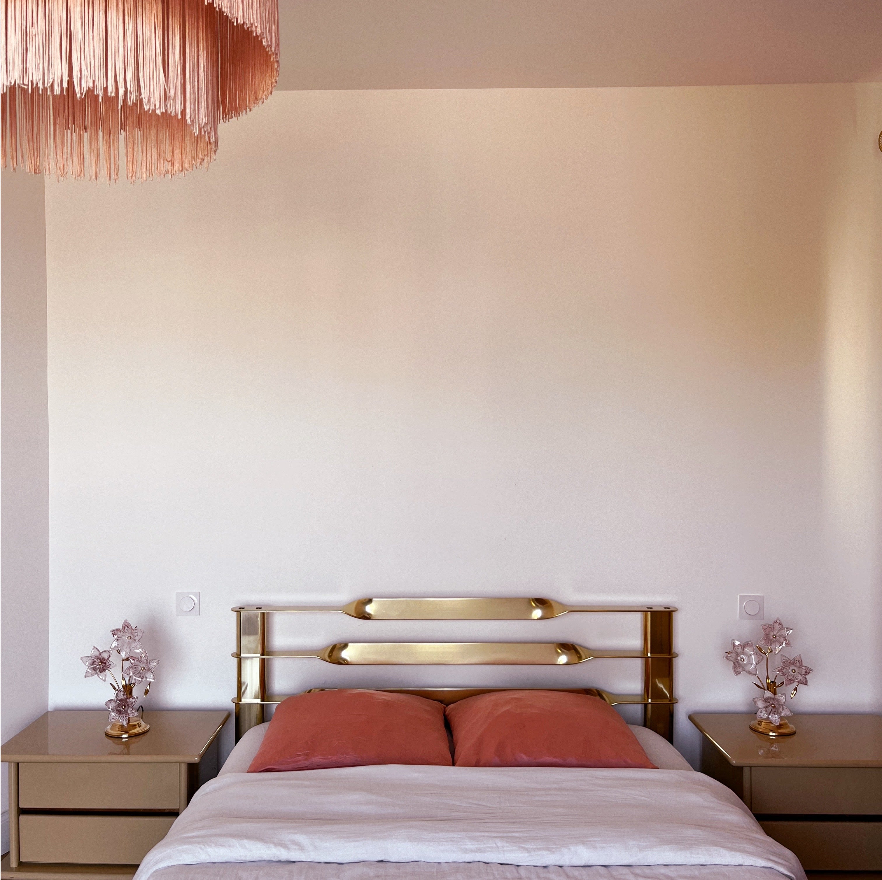 Lampe florale Murano en laiton et verre rose moucheté, Italie, années 70