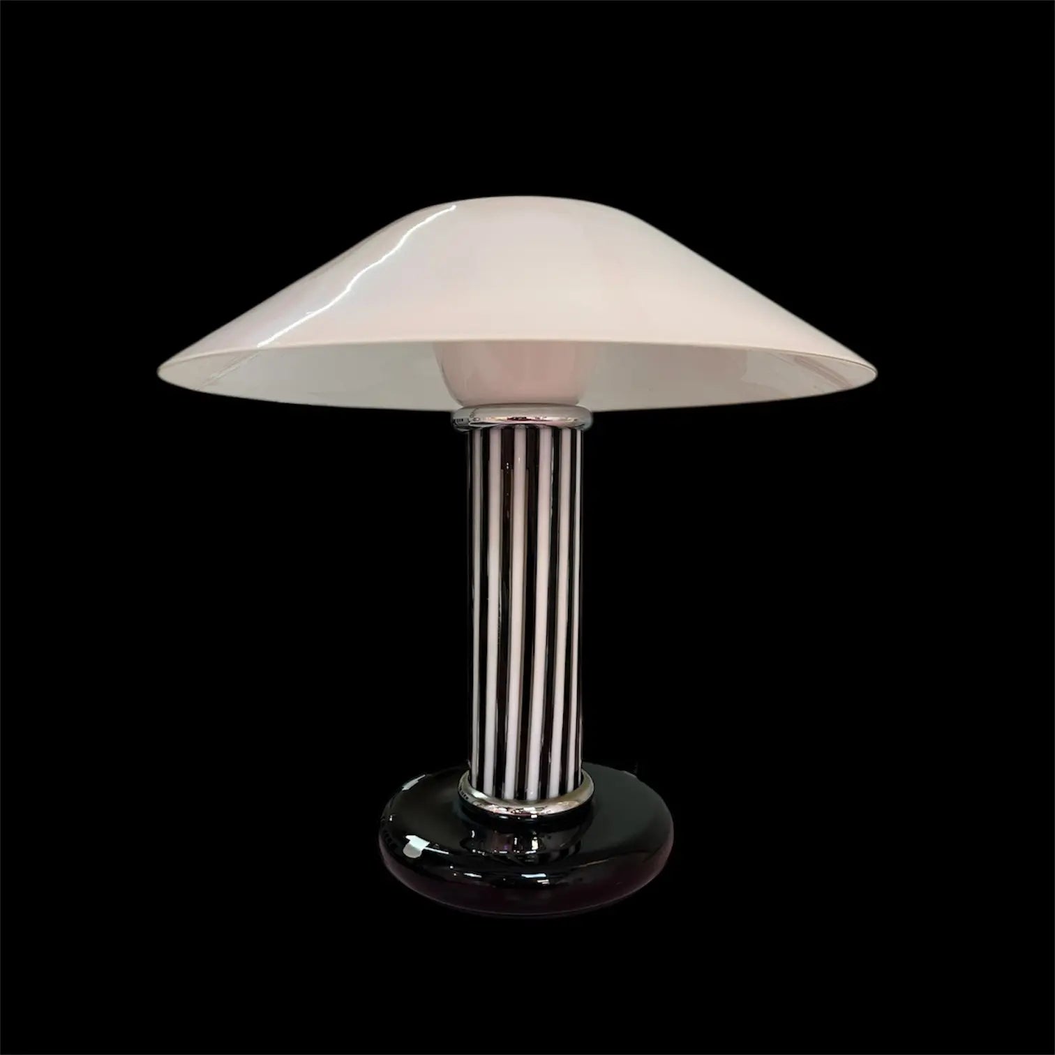 Lampe Murano avec abat-jour conique en verre opalin et pied rayures verticales noir et blanc
