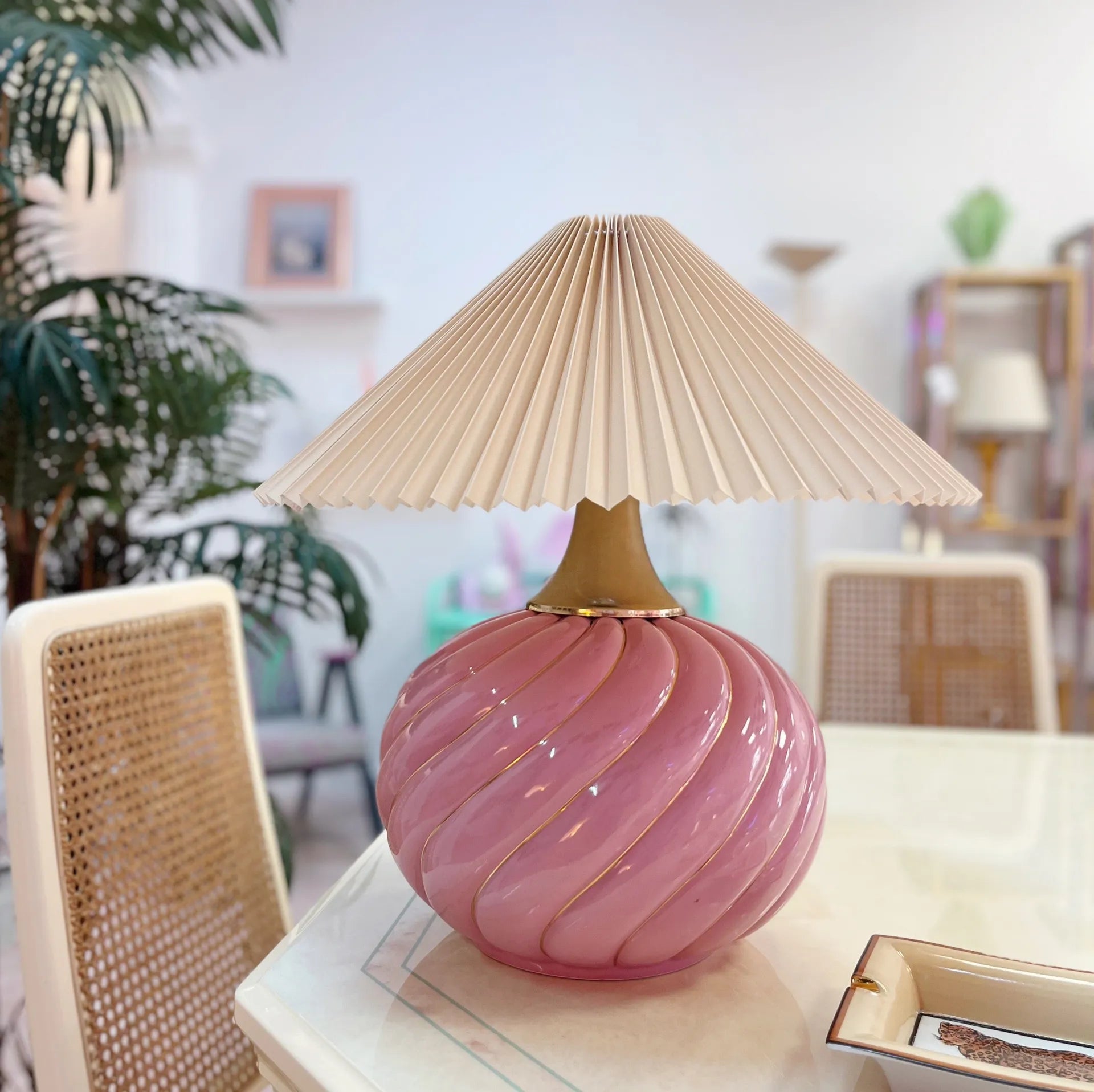 Lampe torsadées rose et dorée, signée Tommaso Barbi, années 70 - Club Barbara