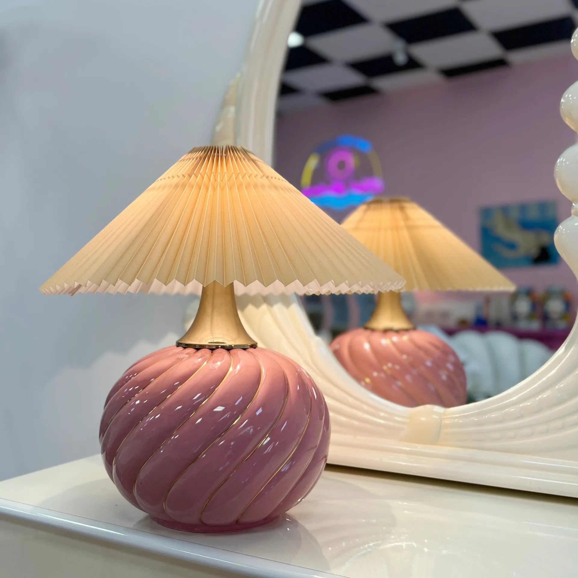 Lampe torsadées rose et dorée, signée Tommaso Barbi, années 70 - Club Barbara