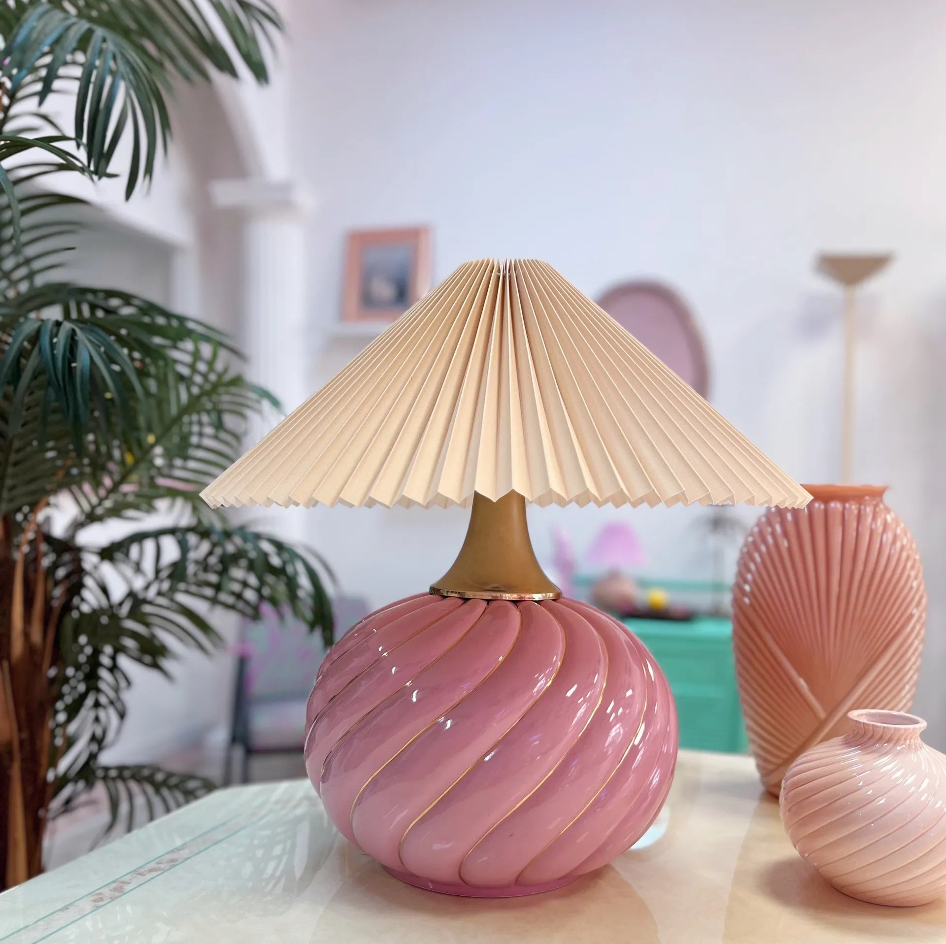 Lampe torsadées rose et dorée, signée Tommaso Barbi, années 70 - Club Barbara