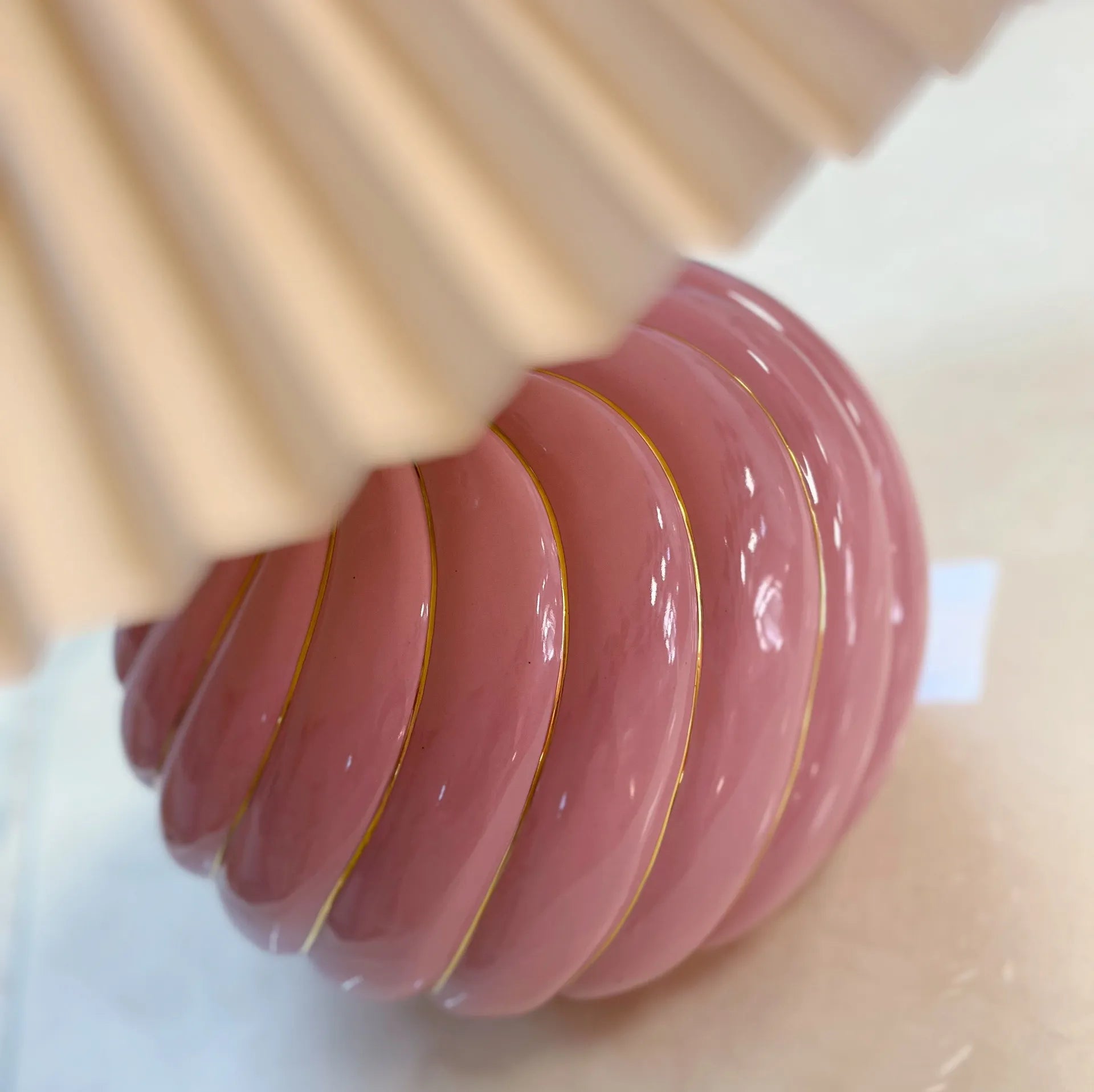Lampe torsadées rose et dorée, signée Tommaso Barbi, années 70 - Club Barbara
