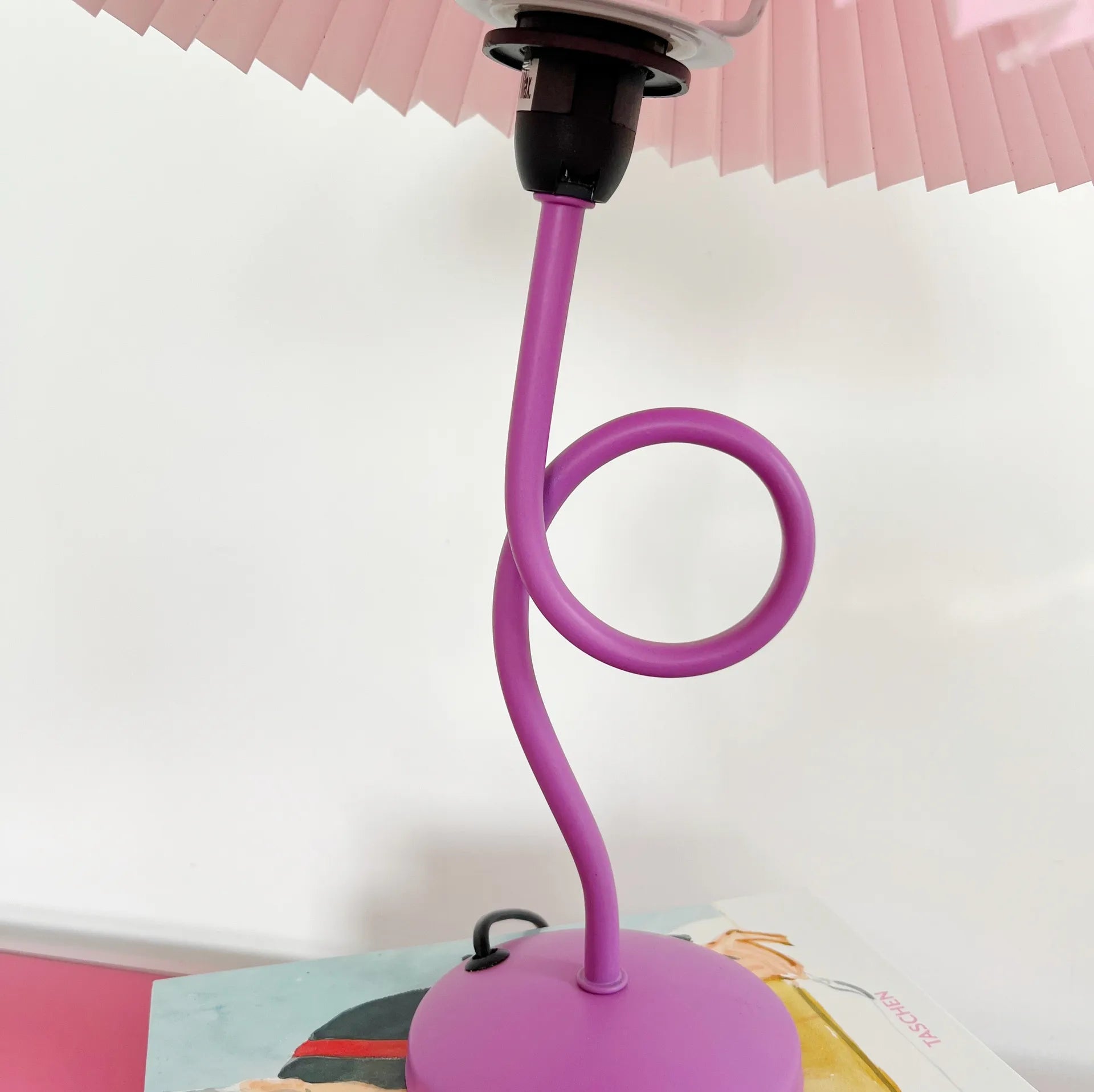 Lampe tortillon violette - Club Barbara