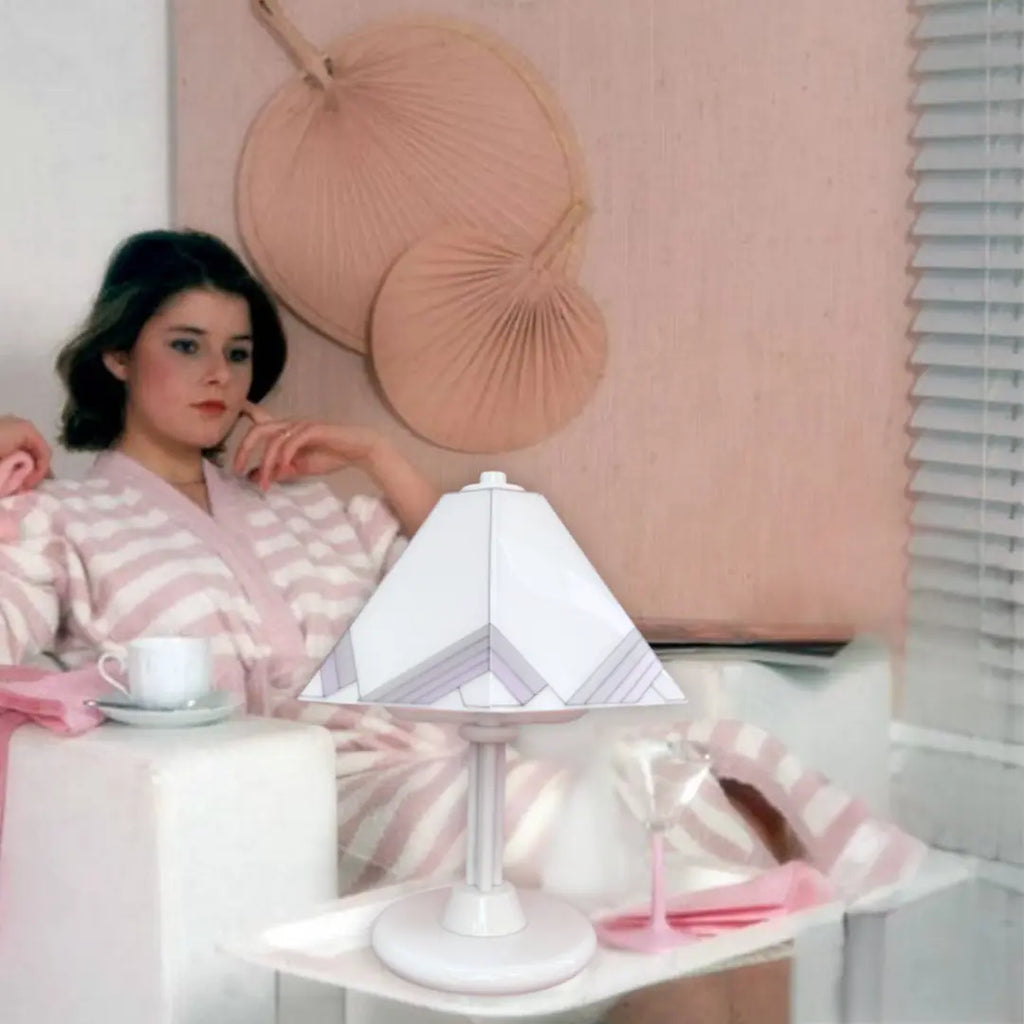 Lampe italienne vintage années 80 en verre opalin décor géométrique pastel, Club Barbara
