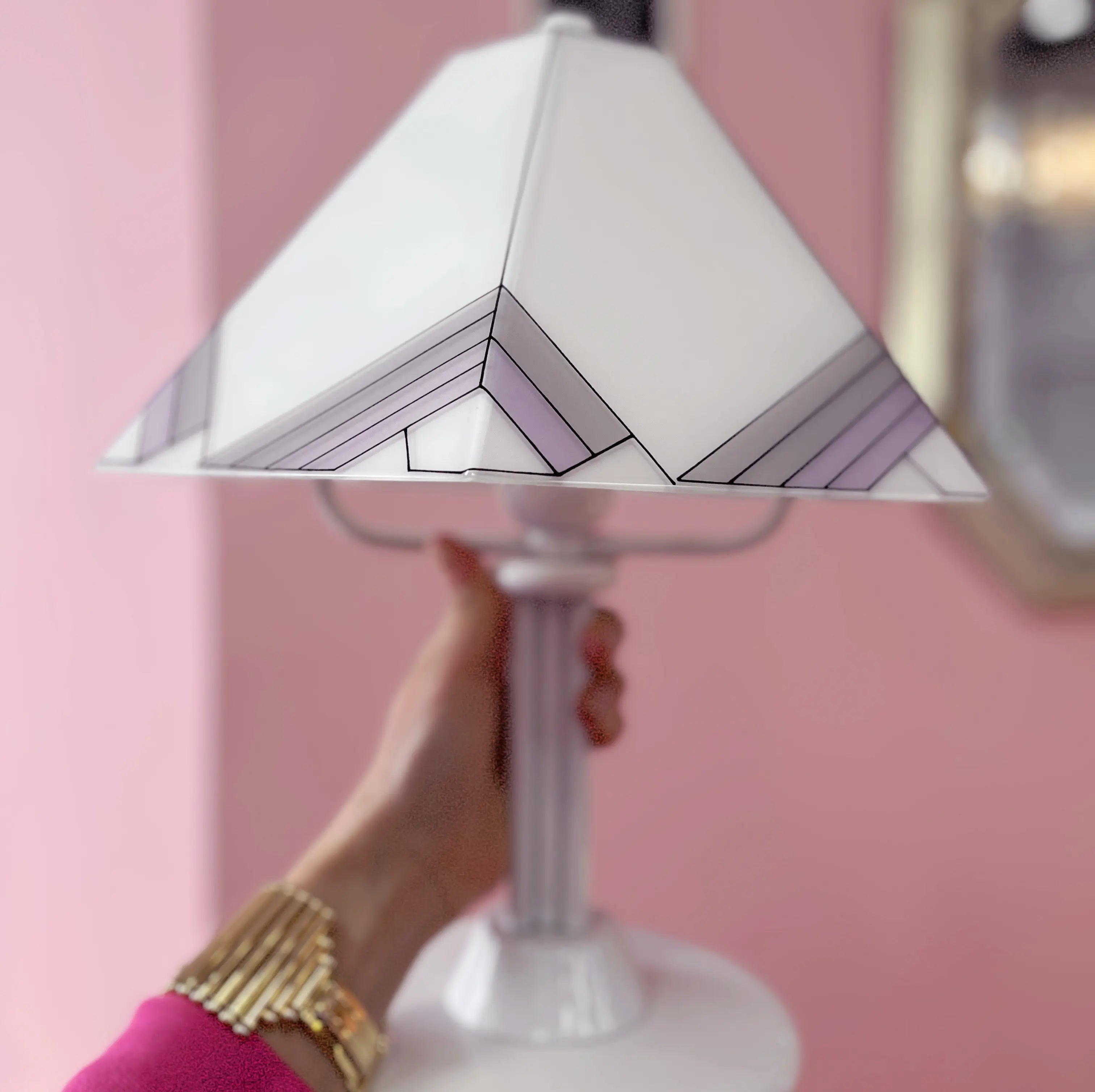 Lampe de table postmoderne pied métal laqué blanc, abat-jour verre opalin, Club Barbara
