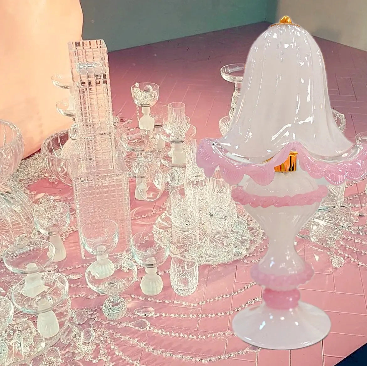 Lampe de table vintage en verre de Murano, opalin blanc et rose, bord ondulé, années 70-80
