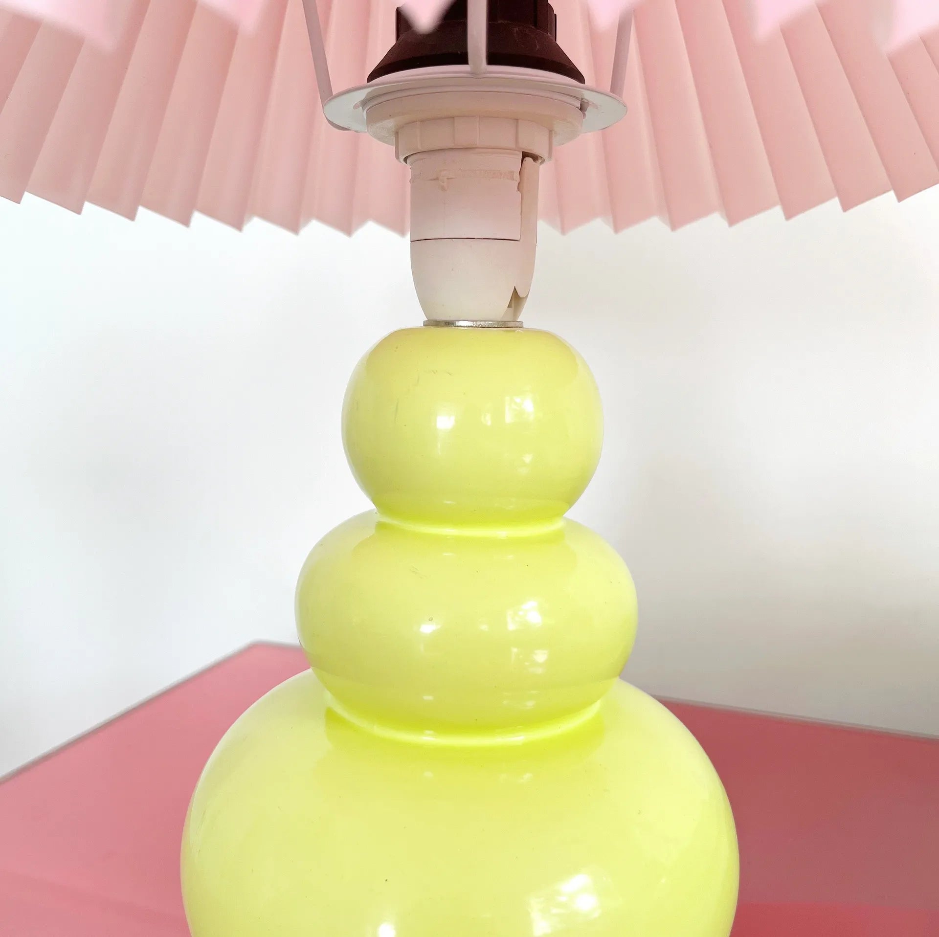 Lampe vintage jaune citron - Club Barbara
