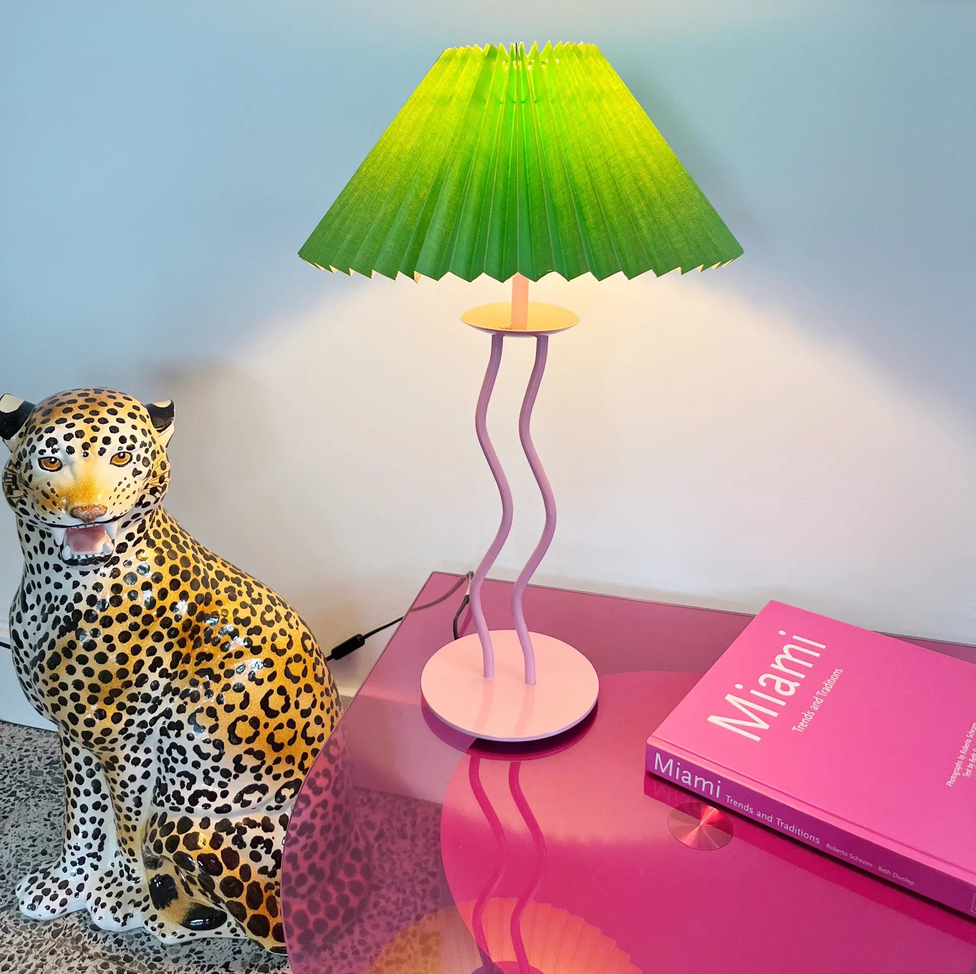 Lampe zig-zag Squiggle Habitat vintage, pied métal rose, années 80 - Club Barbara