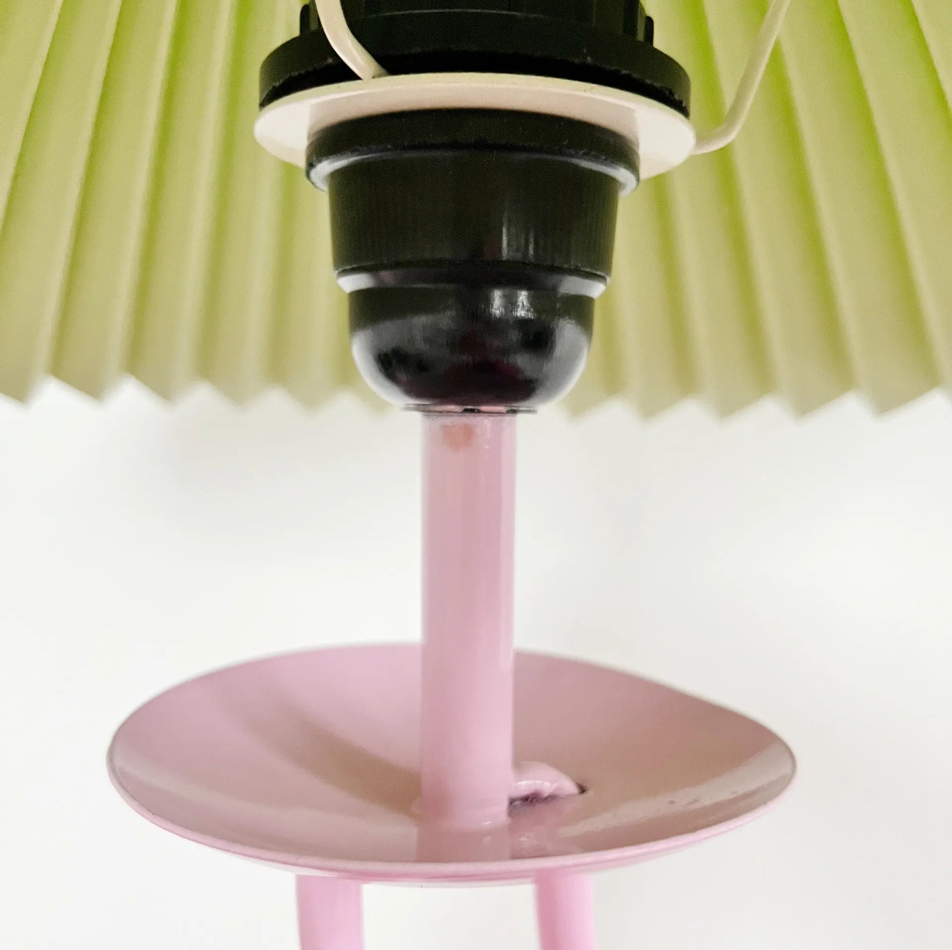 Lampe zig-zag Squiggle Habitat vintage, pied métal rose, années 80 - Club Barbara
