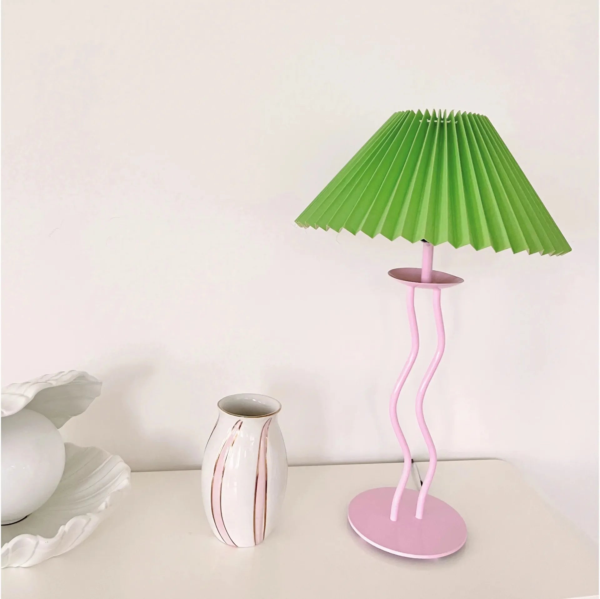 Lampe zig-zag Squiggle Habitat vintage, pied métal rose, années 80 - Club Barbara