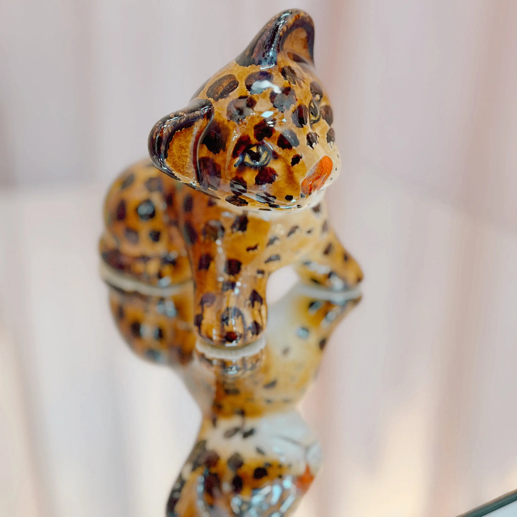 Léopard vintage en céramique brillante, petite sculpture décorative années 70, Club Barbara
