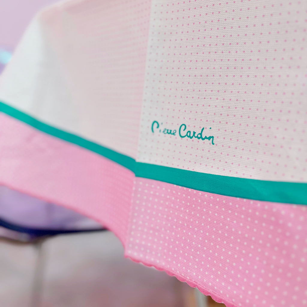 Détail de la bordure festonnée rose et vert de la nappe ronde en coton vintage Pierre Cardin pour Zucchi, années 80