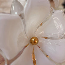 Load image into Gallery viewer, Lampe Fiore Opalino Murano, Italie, années 70
