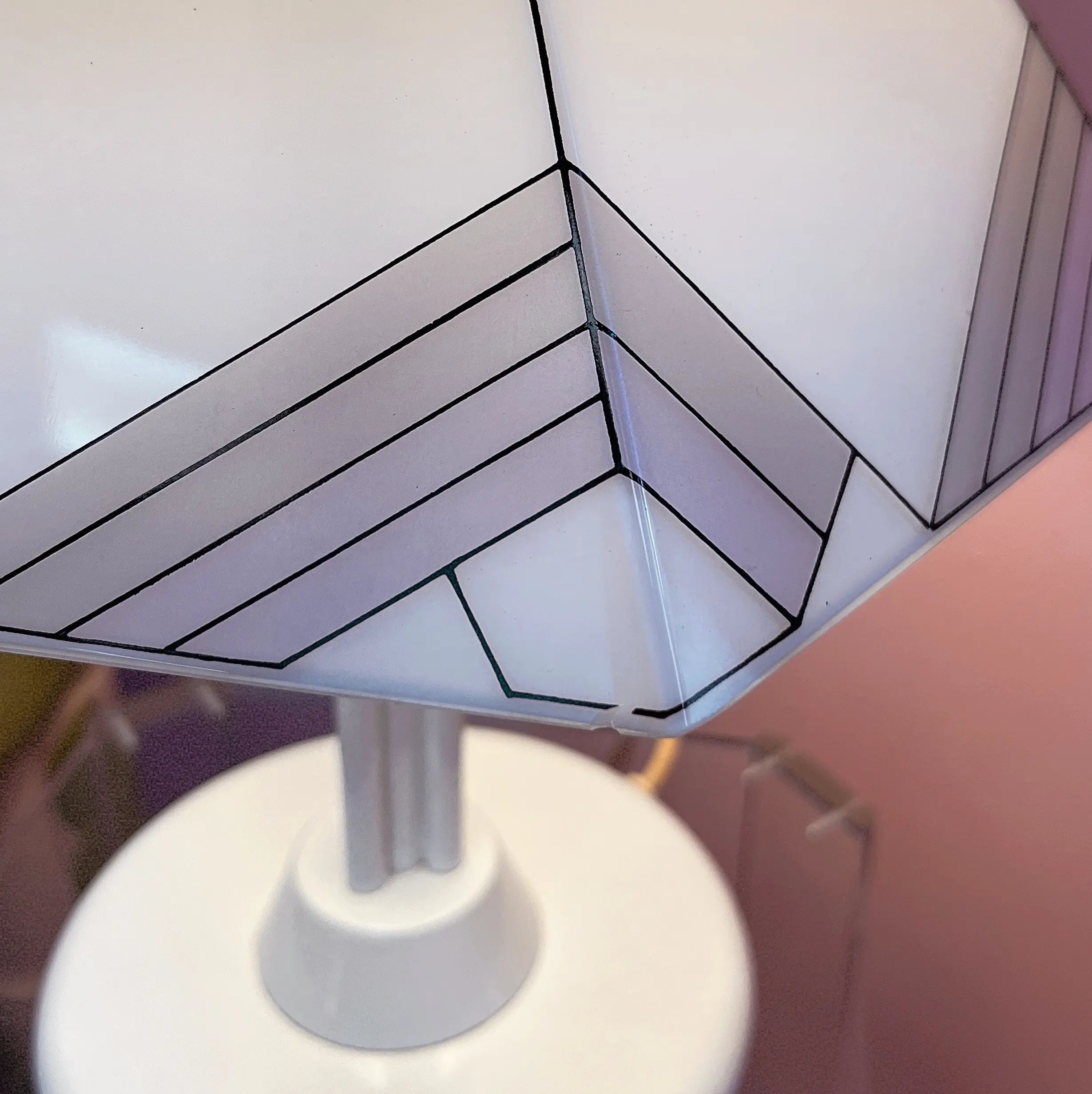 Détail angles facettés de l’abat-jour en verre opalin, Club Barbara
