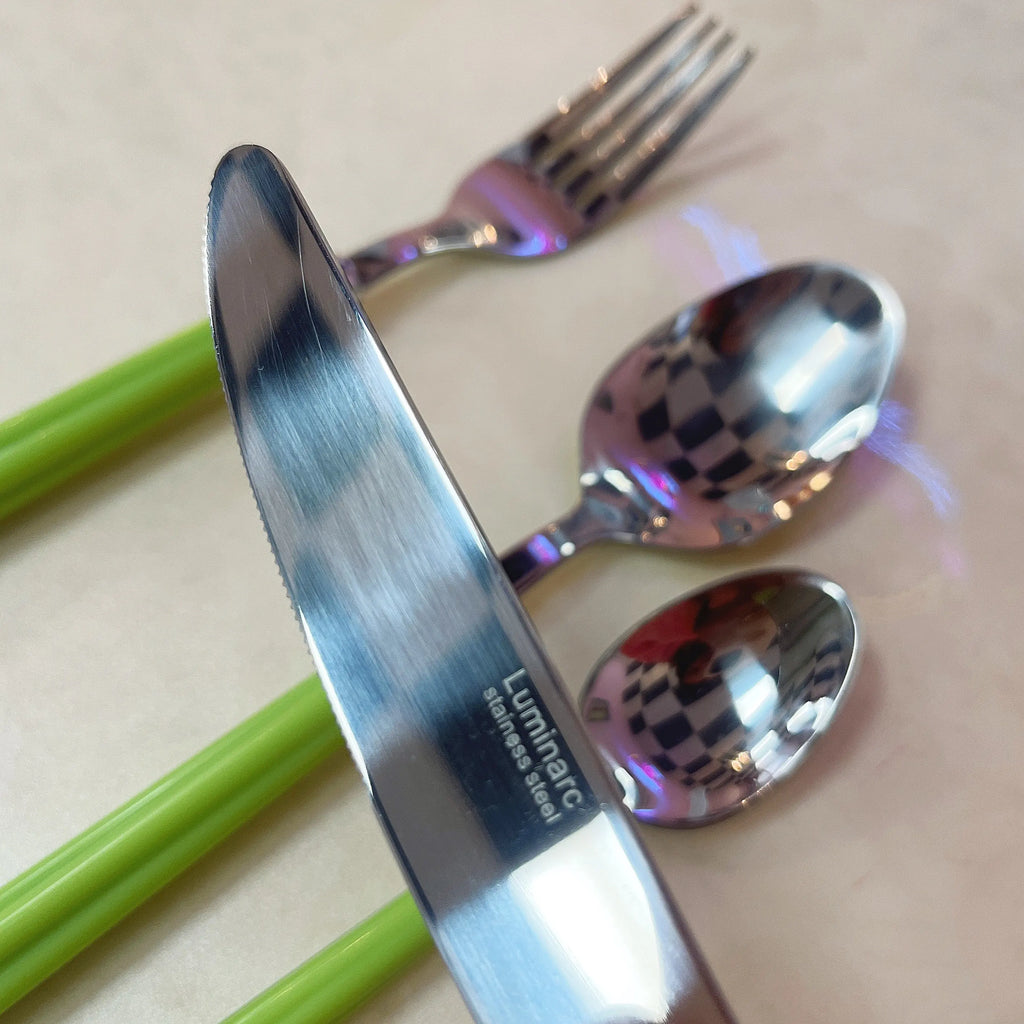 Détail brillance inox et manche vert amande, couverts Luminarc, Club Barbara
