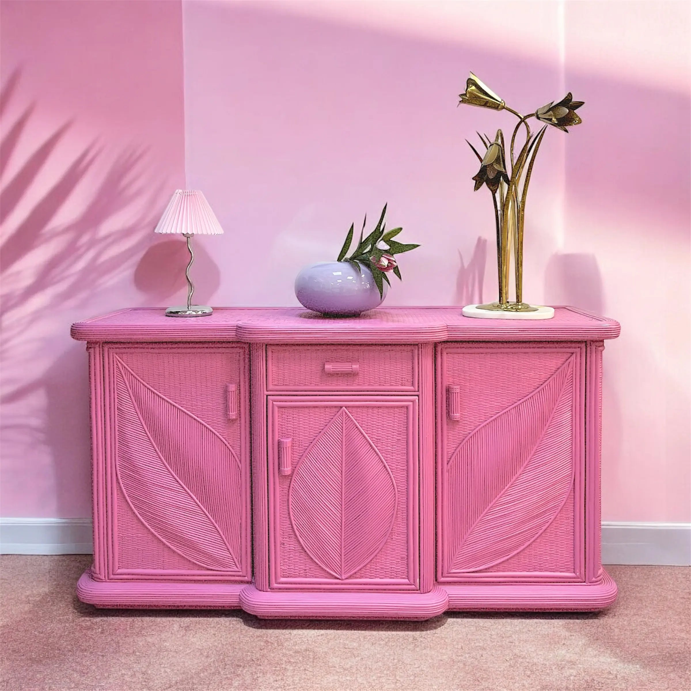 Buffet vintage en rotin rose fuchsia années 70, esprit Vivai del Sud, Club Barbara
