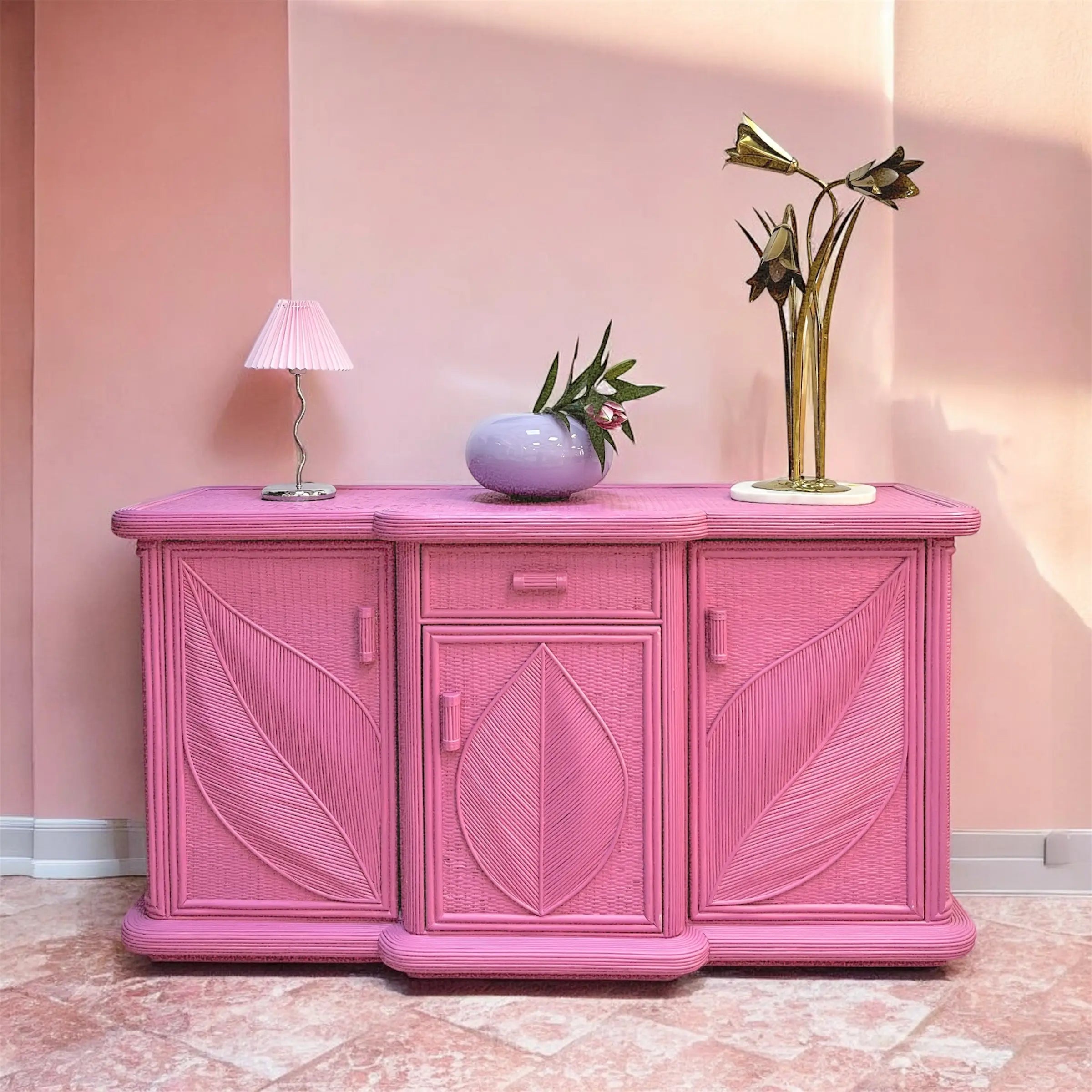 Meuble en rotin rose vintage des années 70 avec décor feuillage, Club Barbara
