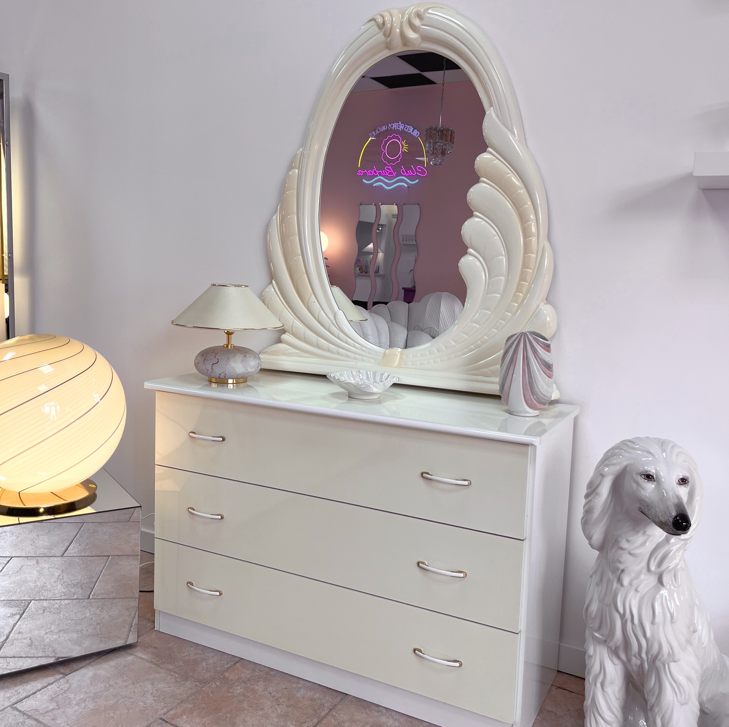 Commode et miroir coquillage laqués ivoire, années 80