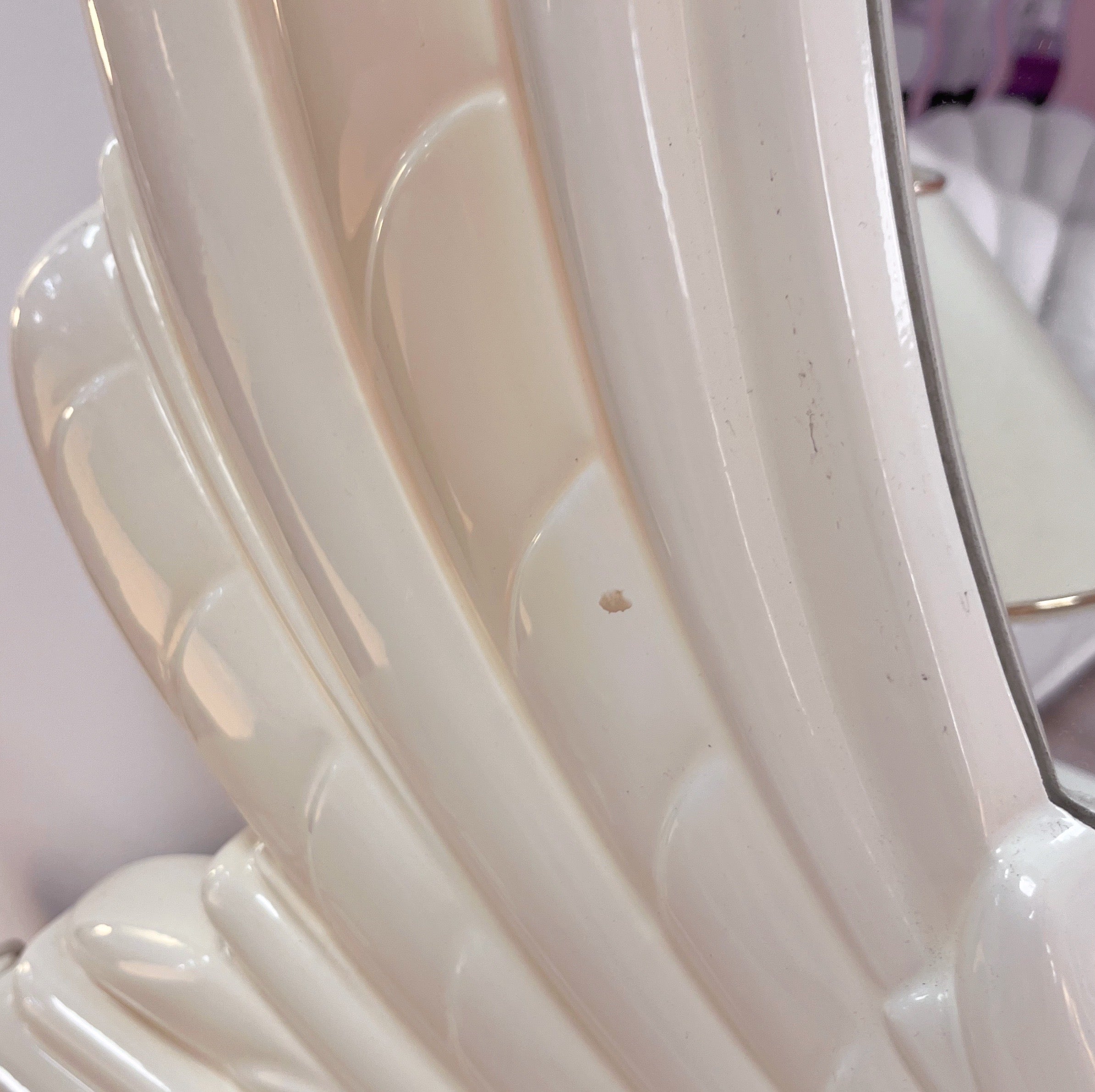 Commode et miroir coquillage laqués ivoire, années 80