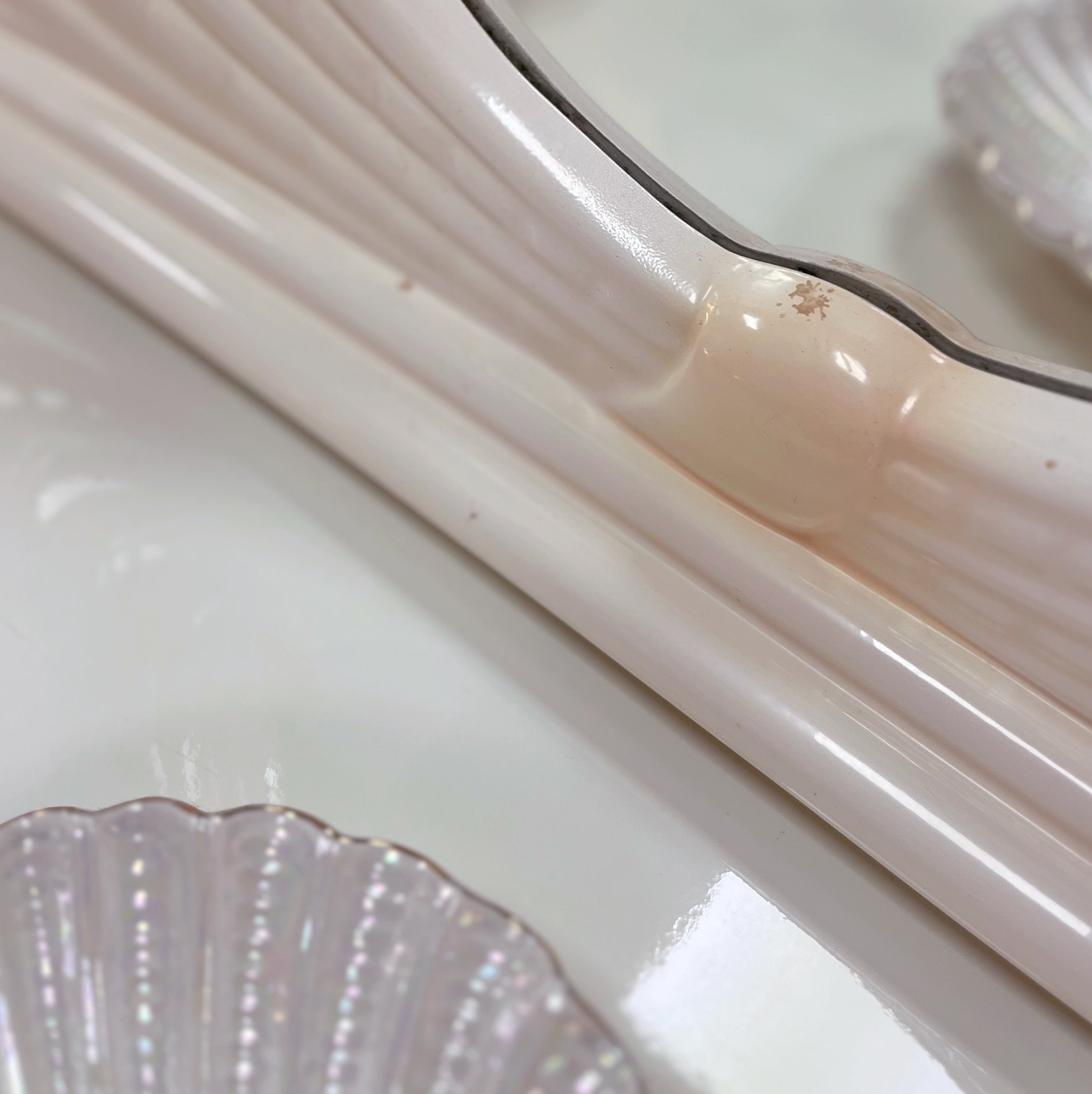 Commode et miroir coquillage laqués ivoire, années 80