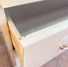 Charger l&#39;image dans la galerie, Commode et miroir coquillage laqués ivoire, années 80
