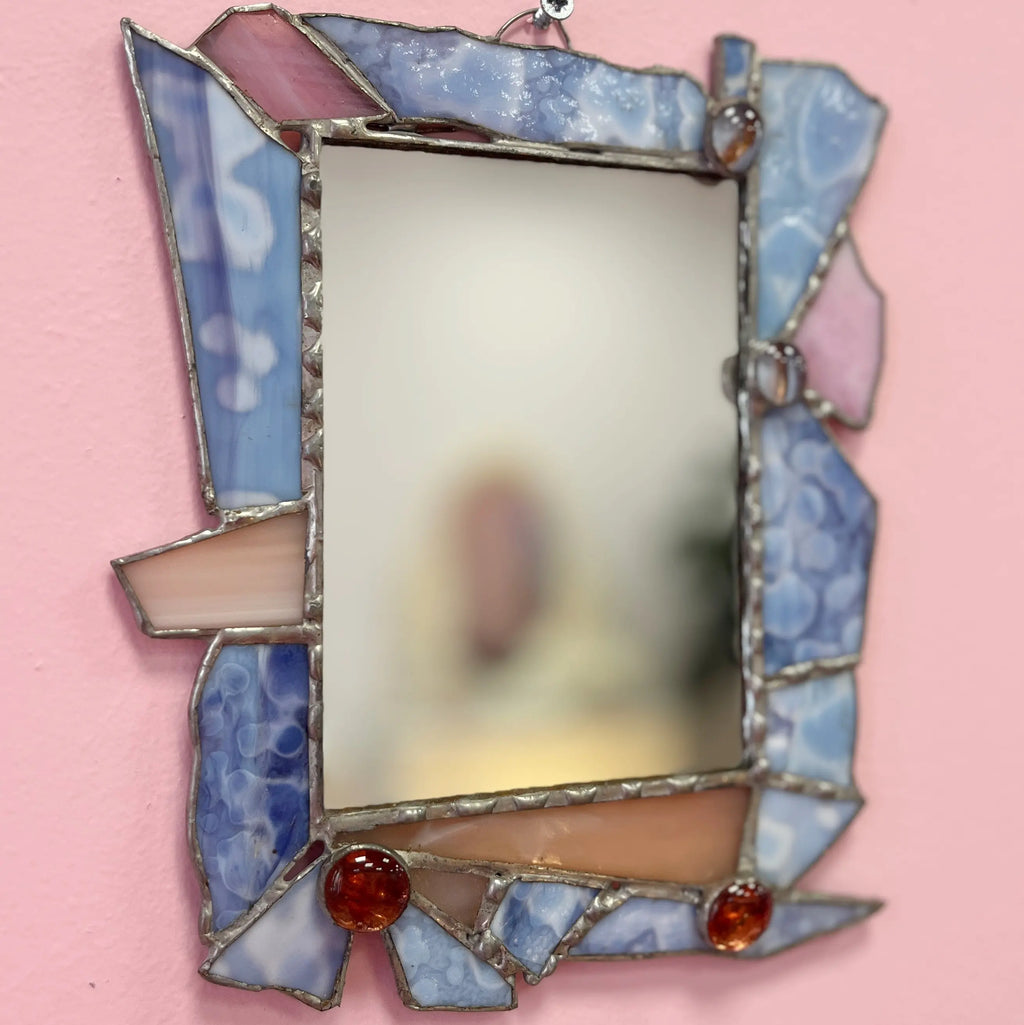 Vue d’ensemble miroir vitrail bleu rose Club Barbara
