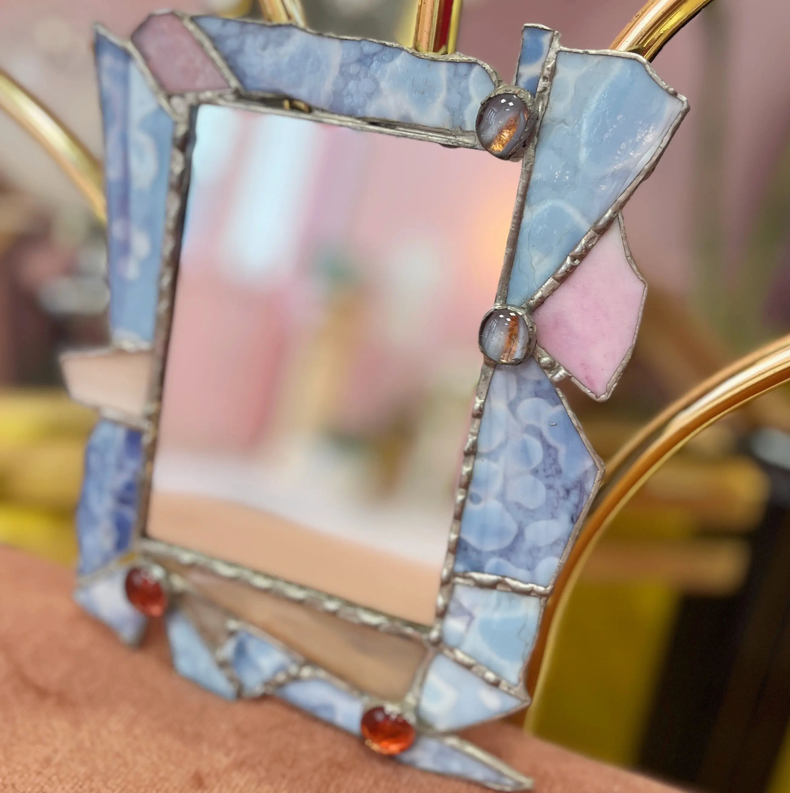 Vue d’ensemble miroir vitrail bleu rose Club Barbara
