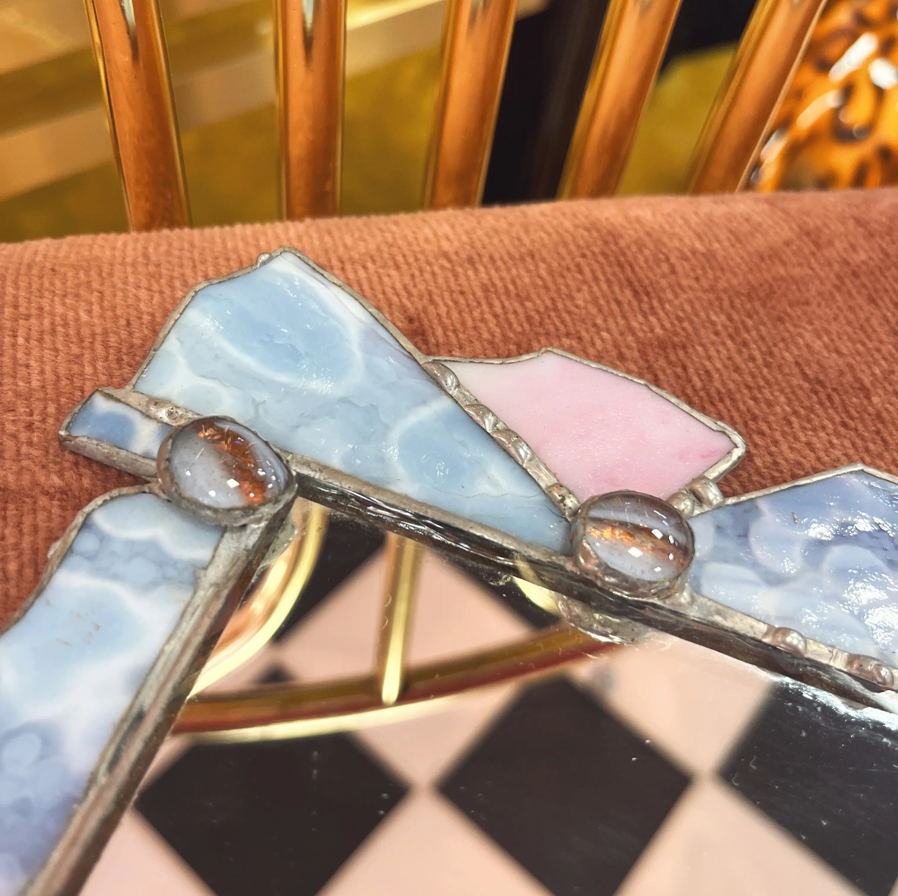 Vue d’ensemble miroir vitrail bleu rose Club Barbara
