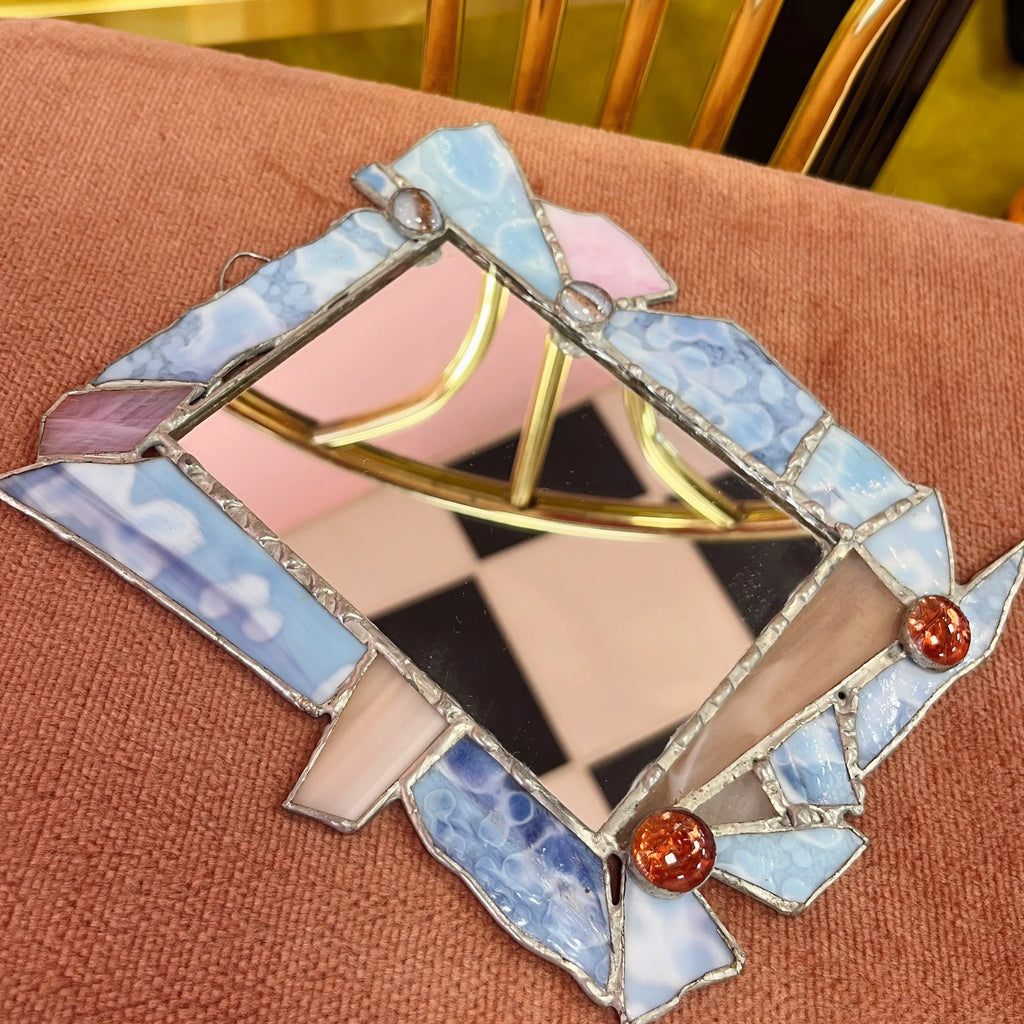 Vue d’ensemble miroir vitrail bleu rose Club Barbara
