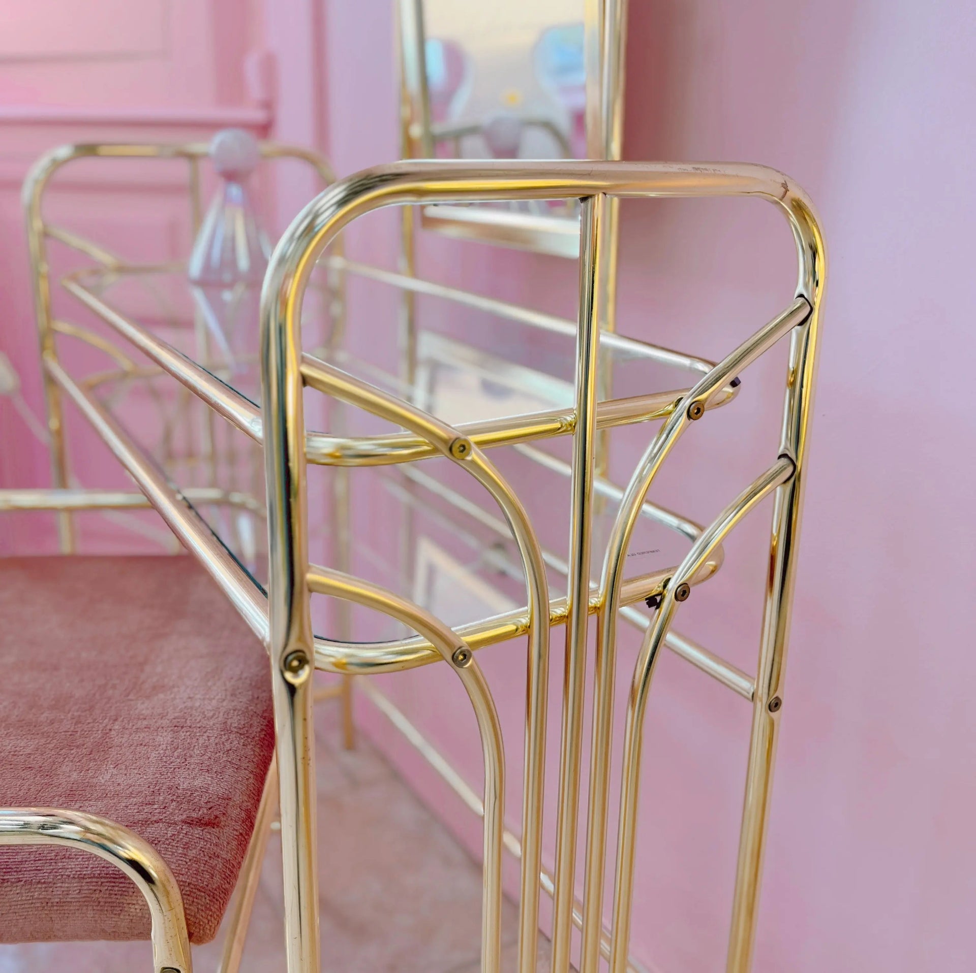 Mobilier vintage en laiton au design élégant et raffiné, alliant style rétro et touches décoratives sophistiquées, idéal pour un intérieur chic et intemporel.