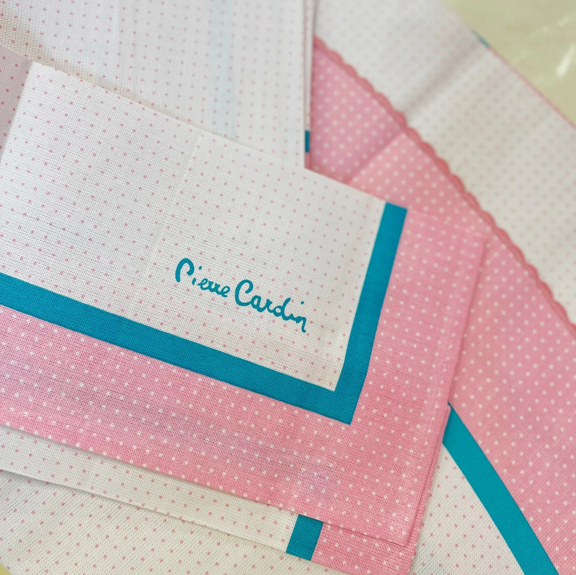 Nappe ronde et 8 serviettes en coton vintage Pierre Cardin pour Zucchi, pois pastels, années 80. - Club Barbara