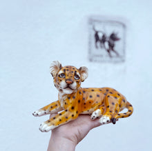 Charger l&#39;image dans la galerie, Bébé léopard en porcelaine peint à la main, années 70
