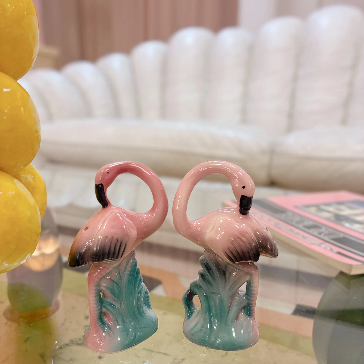 Salière et poivrière vintage flamants roses en céramique, Sarsaparilla Deco Designs, 1986