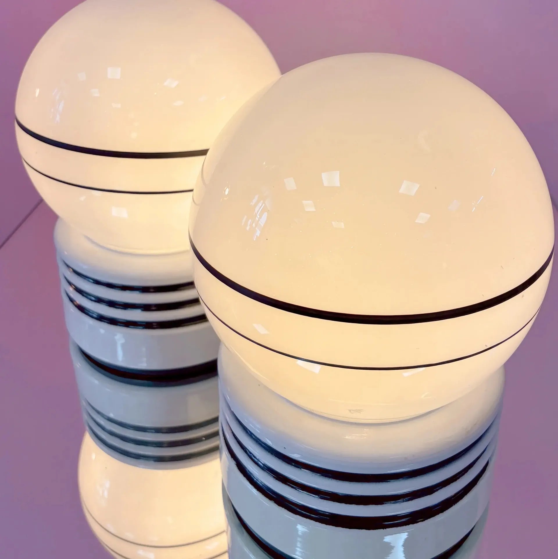 Paire de lampes Space Age italiennes, globe opalin, années 80 - Club Barbara