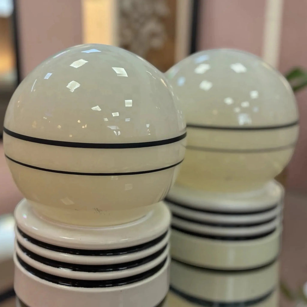 Paire de lampes Space Age italiennes, globe opalin, années 80 - Club Barbara