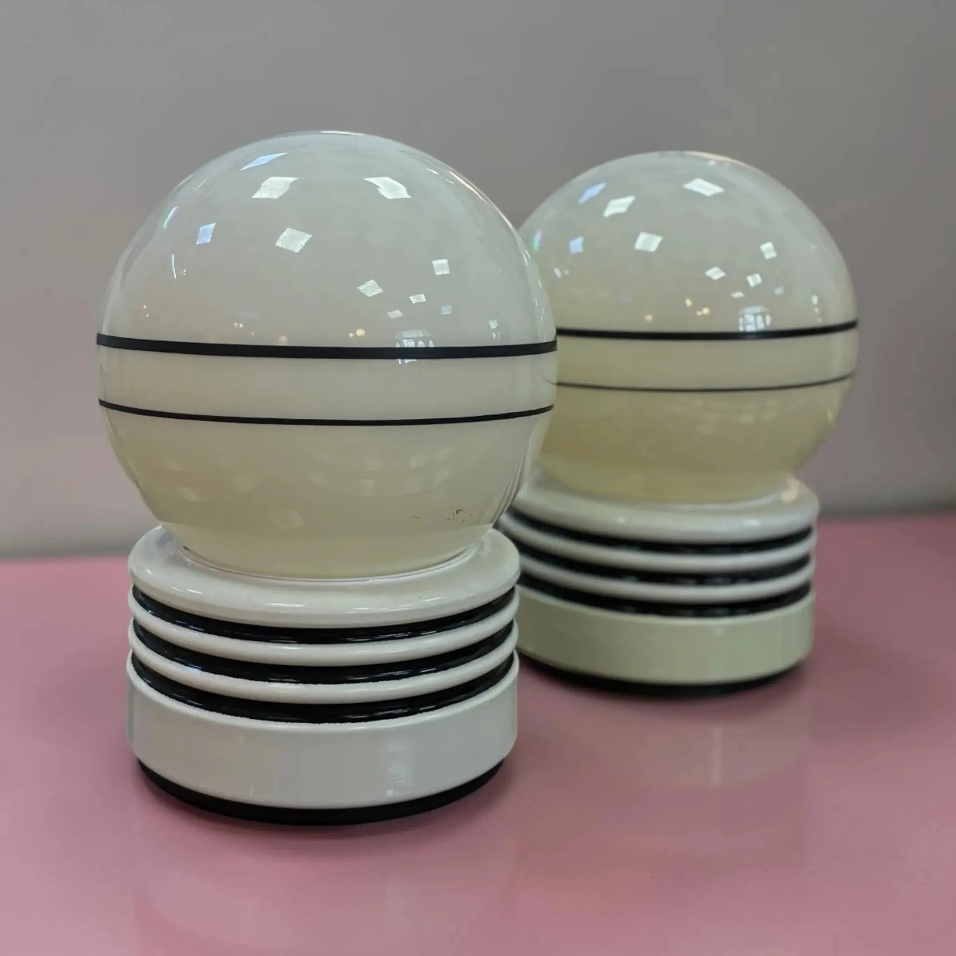 Paire de lampes Space Age italiennes, globe opalin, années 80 - Club Barbara