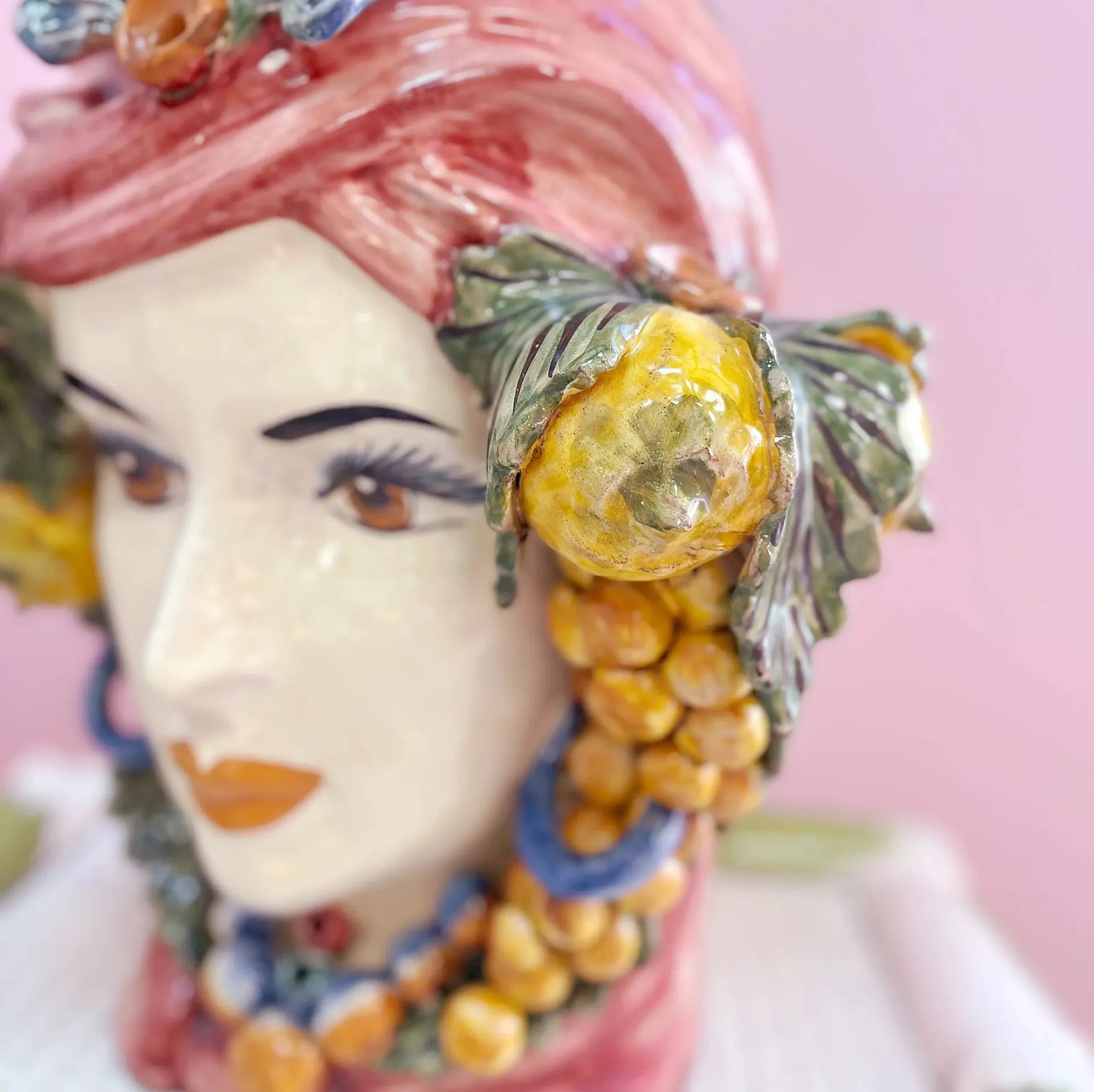 Paire de Têtes de Maure géantes en céramique de Caltagirone, atelier G. Romano, Sicile, années 1960-1970 - Club Barbara