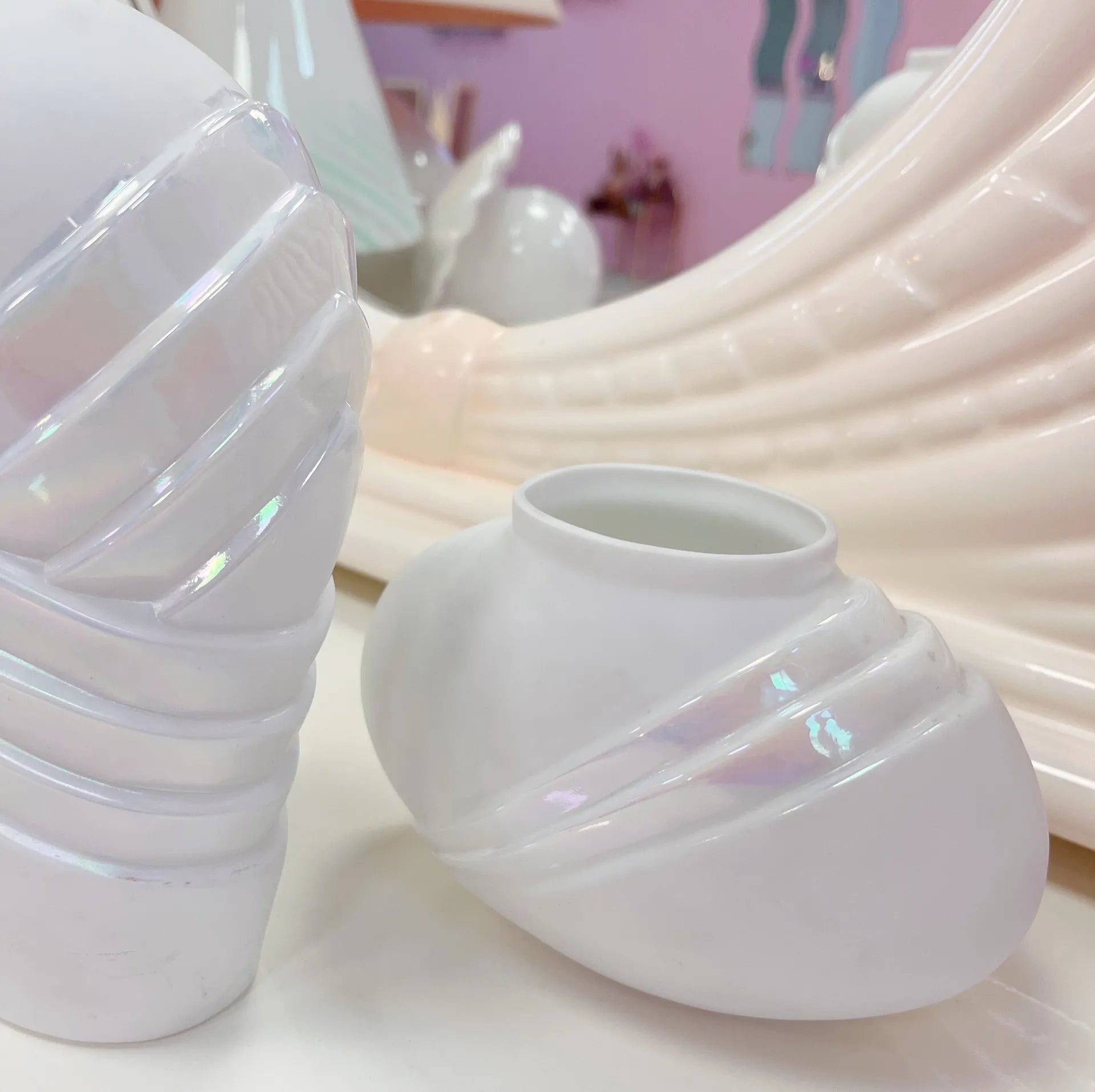 Paire de vases 80s drapés iridescent - Club Barbara