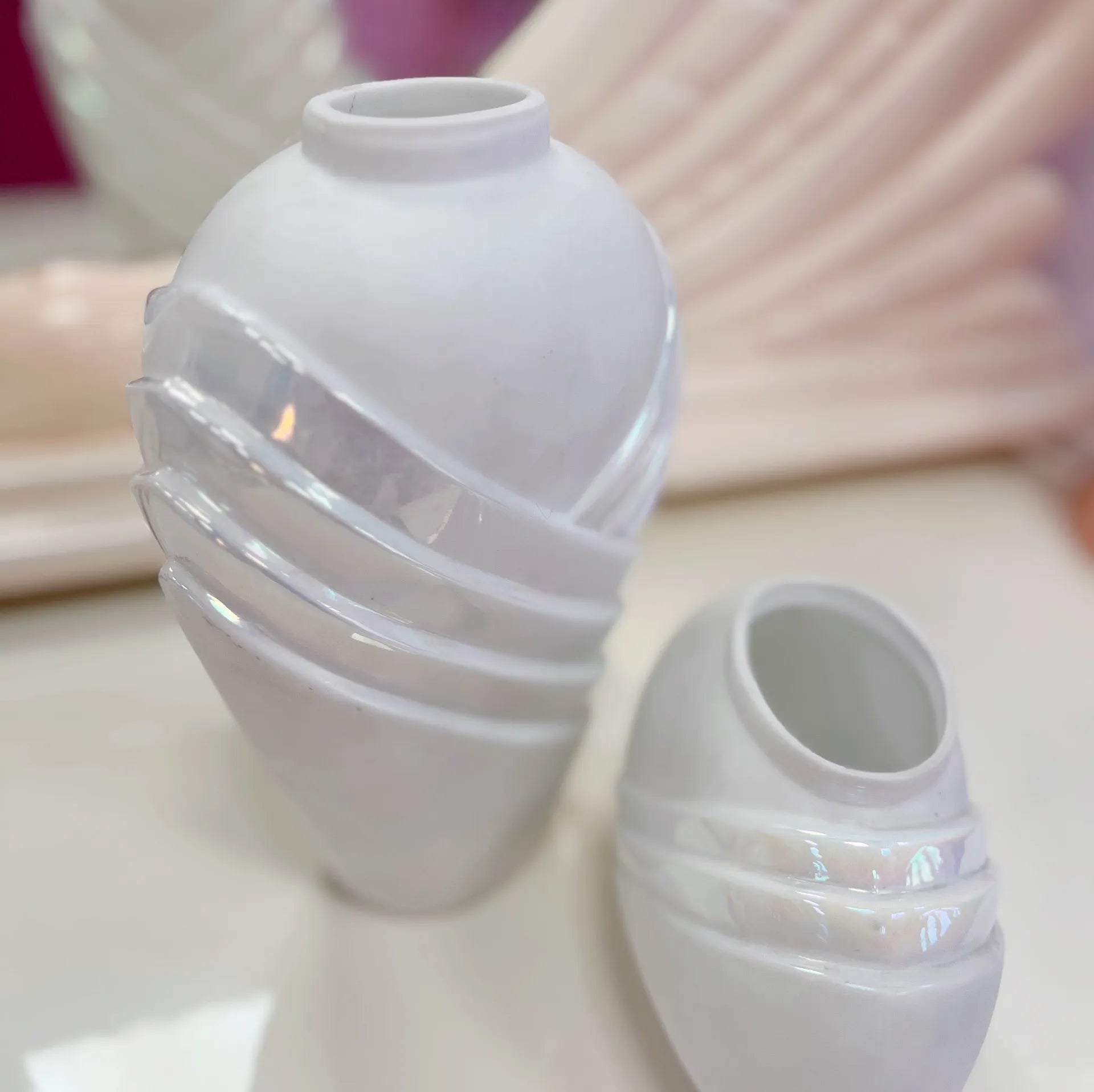 Paire de vases 80s drapés iridescent - Club Barbara