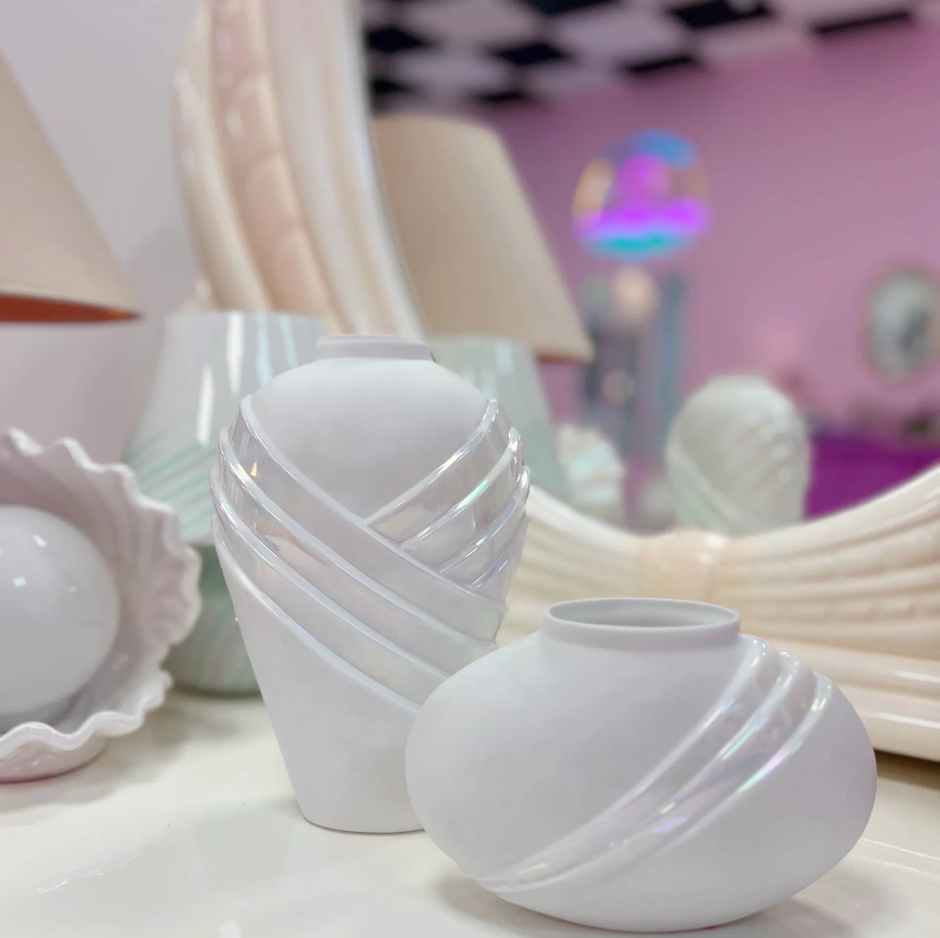 Paire de vases 80s drapés iridescent - Club Barbara
