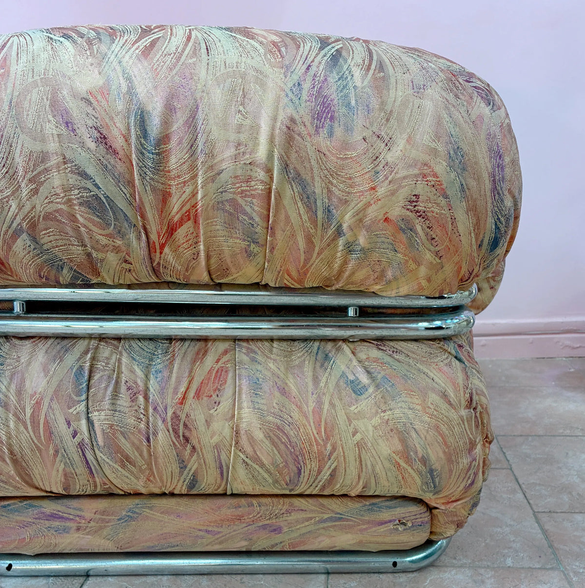 Paire de fauteuils vintage, tube chromé, tissu jacquard pastel, design italien années 70-80